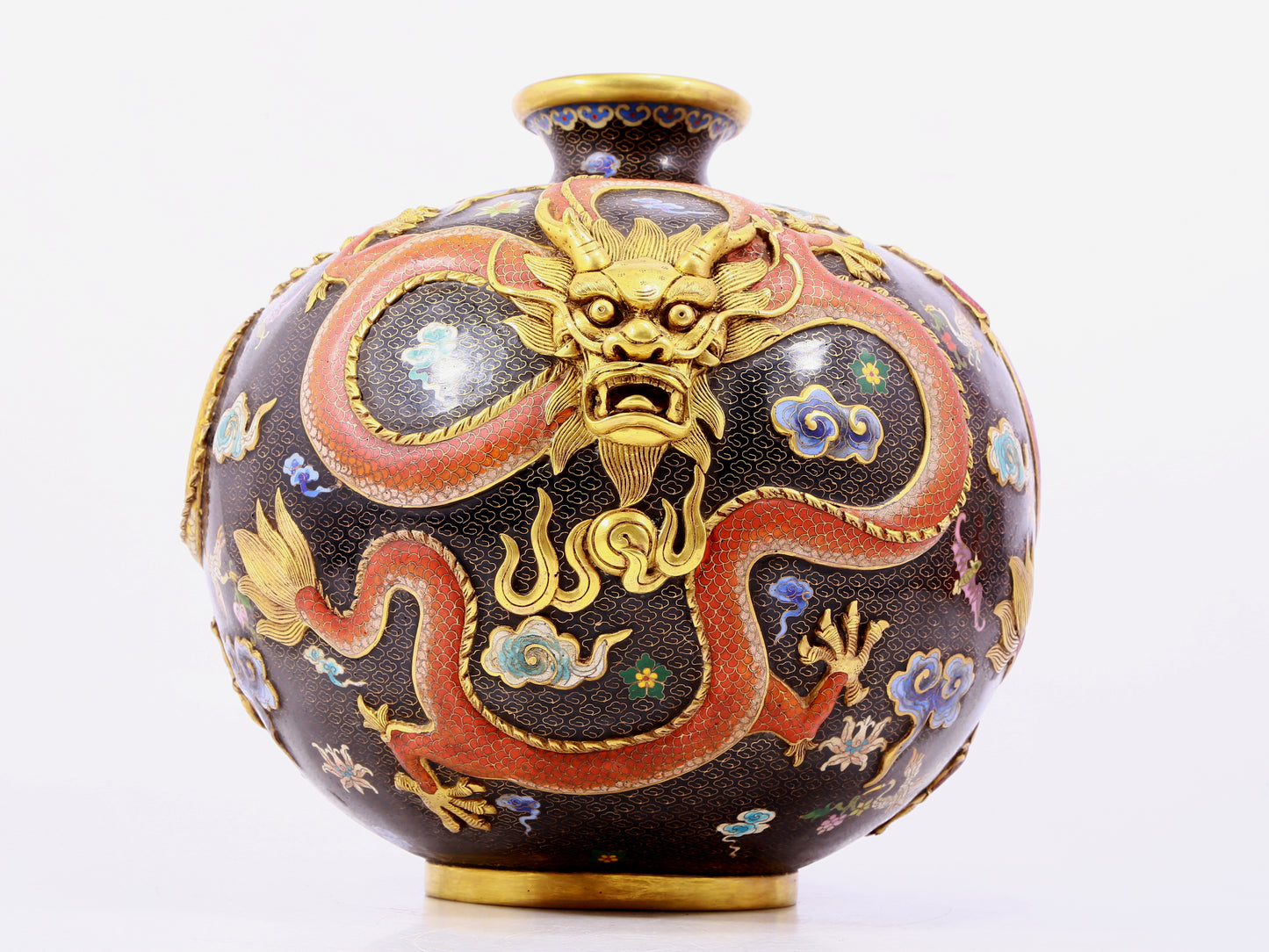 A cloisonné vase with auspicious clouds and dragon pattern