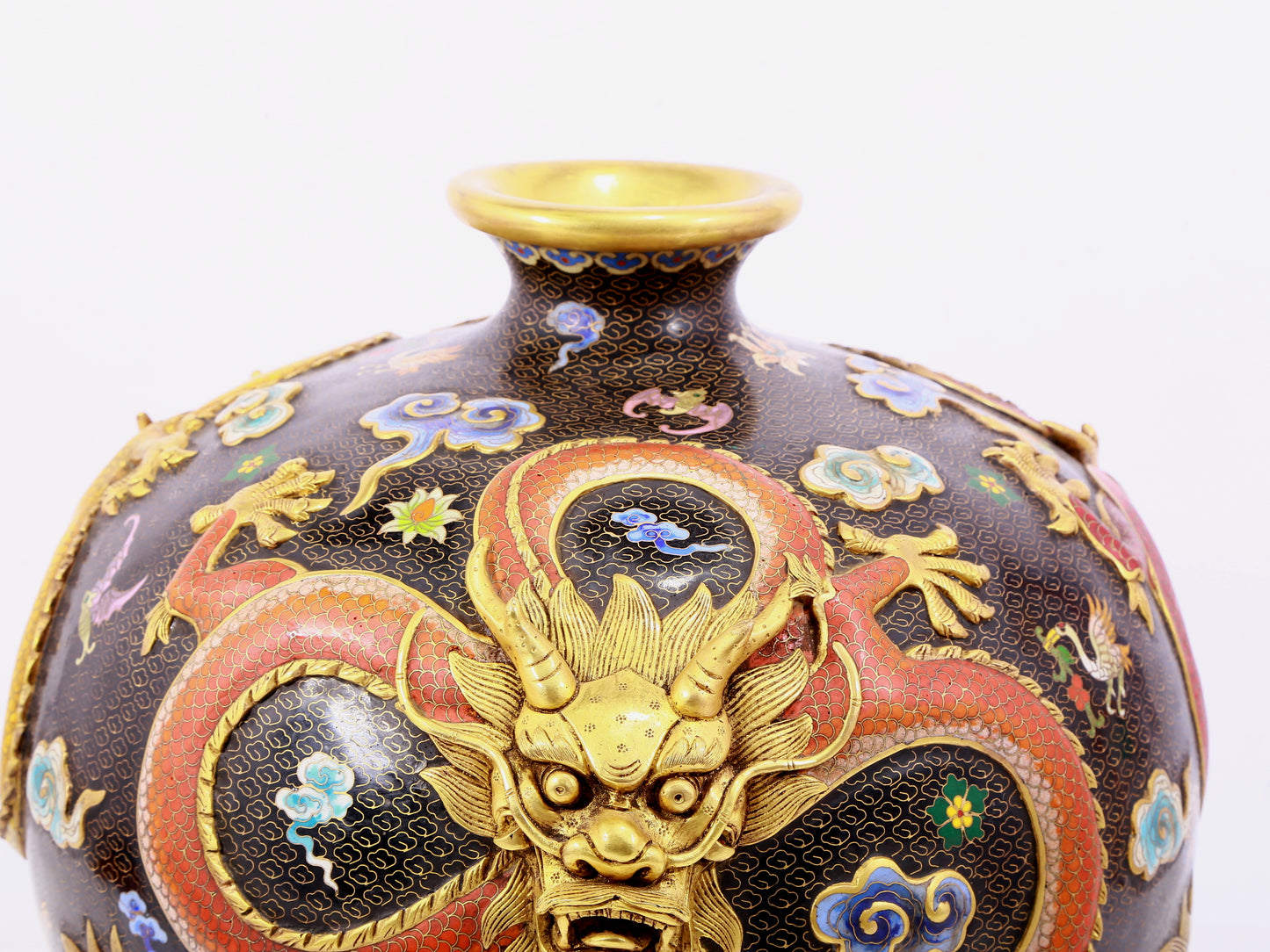 A cloisonné vase with auspicious clouds and dragon pattern