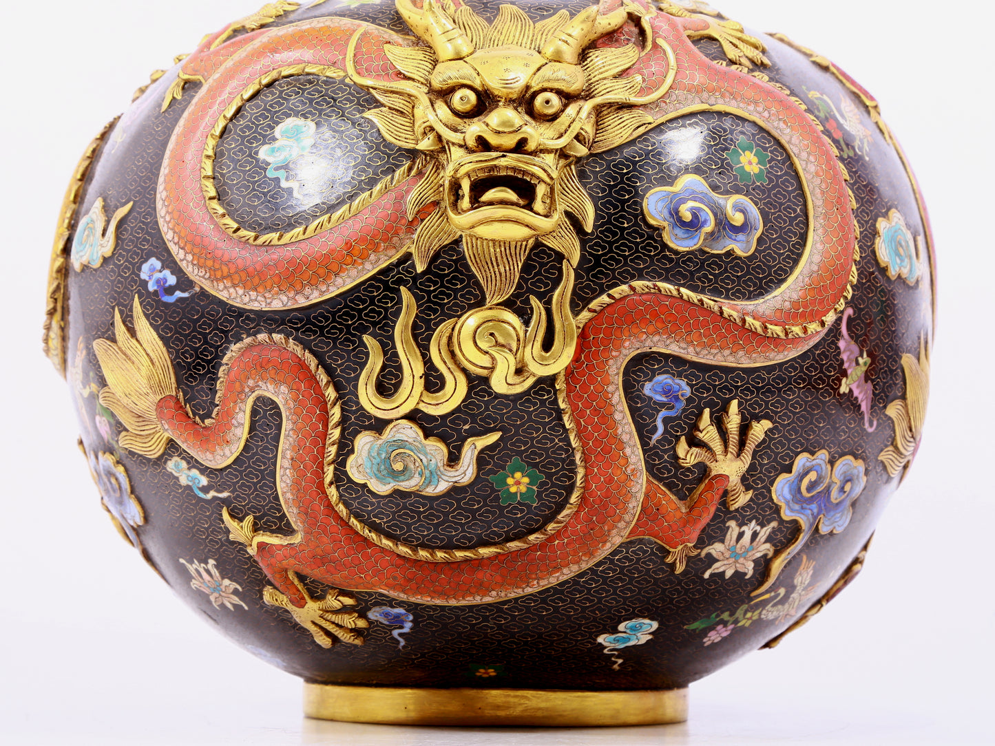 A cloisonné vase with auspicious clouds and dragon pattern