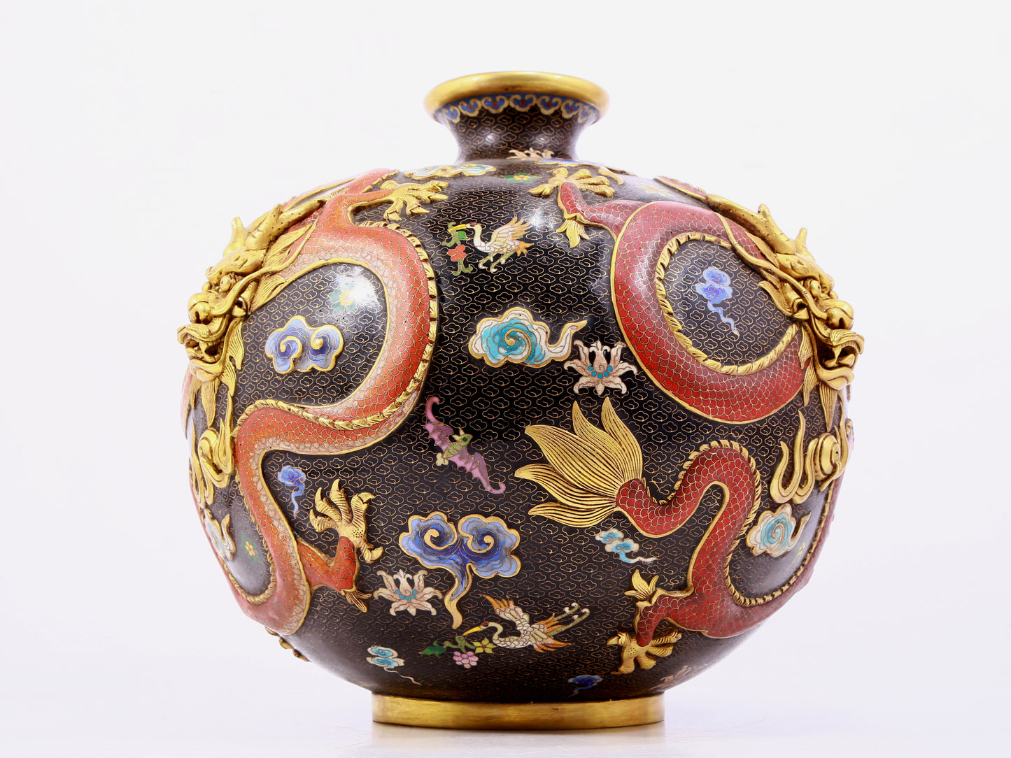 A cloisonné vase with auspicious clouds and dragon pattern