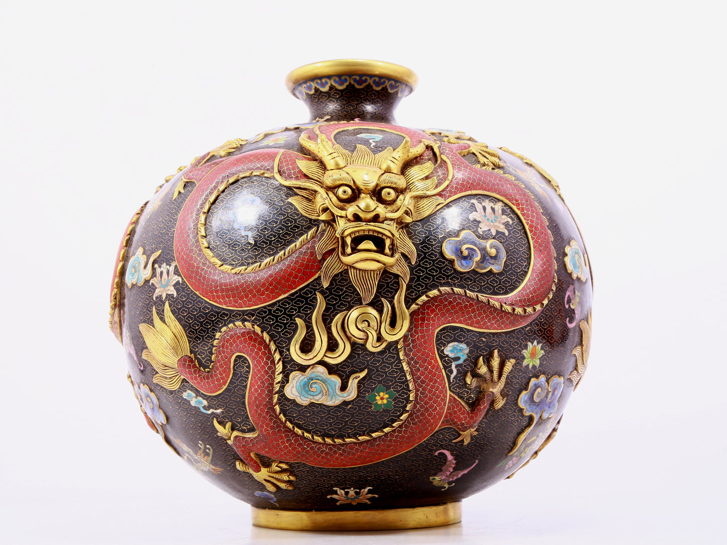 A cloisonné vase with auspicious clouds and dragon pattern