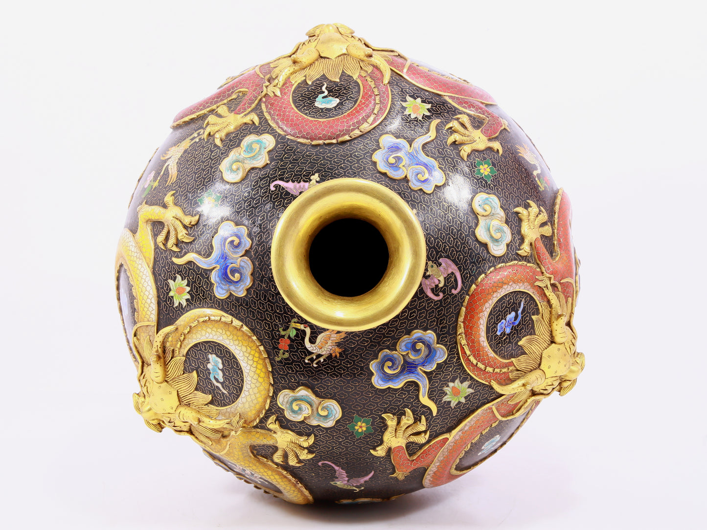 A cloisonné vase with auspicious clouds and dragon pattern