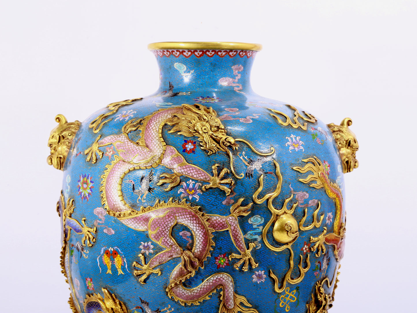 A cloisonné vase with auspicious clouds and dragon pattern