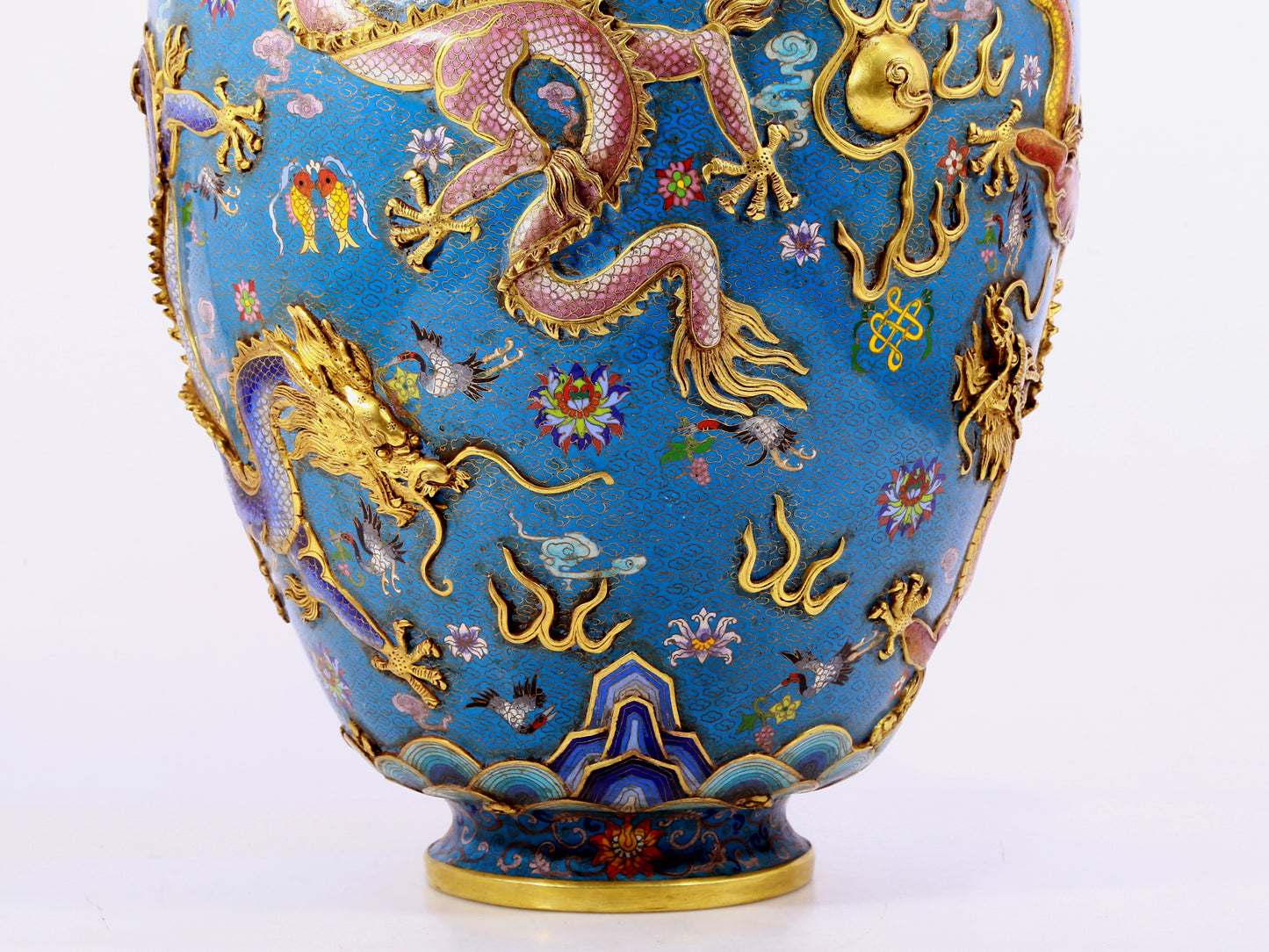 A cloisonné vase with auspicious clouds and dragon pattern