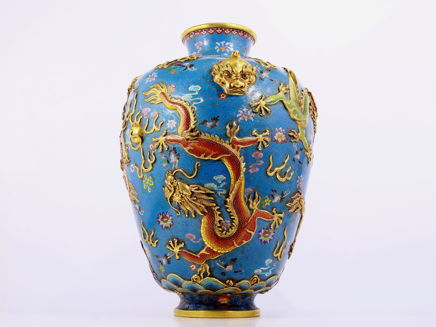 A cloisonné vase with auspicious clouds and dragon pattern