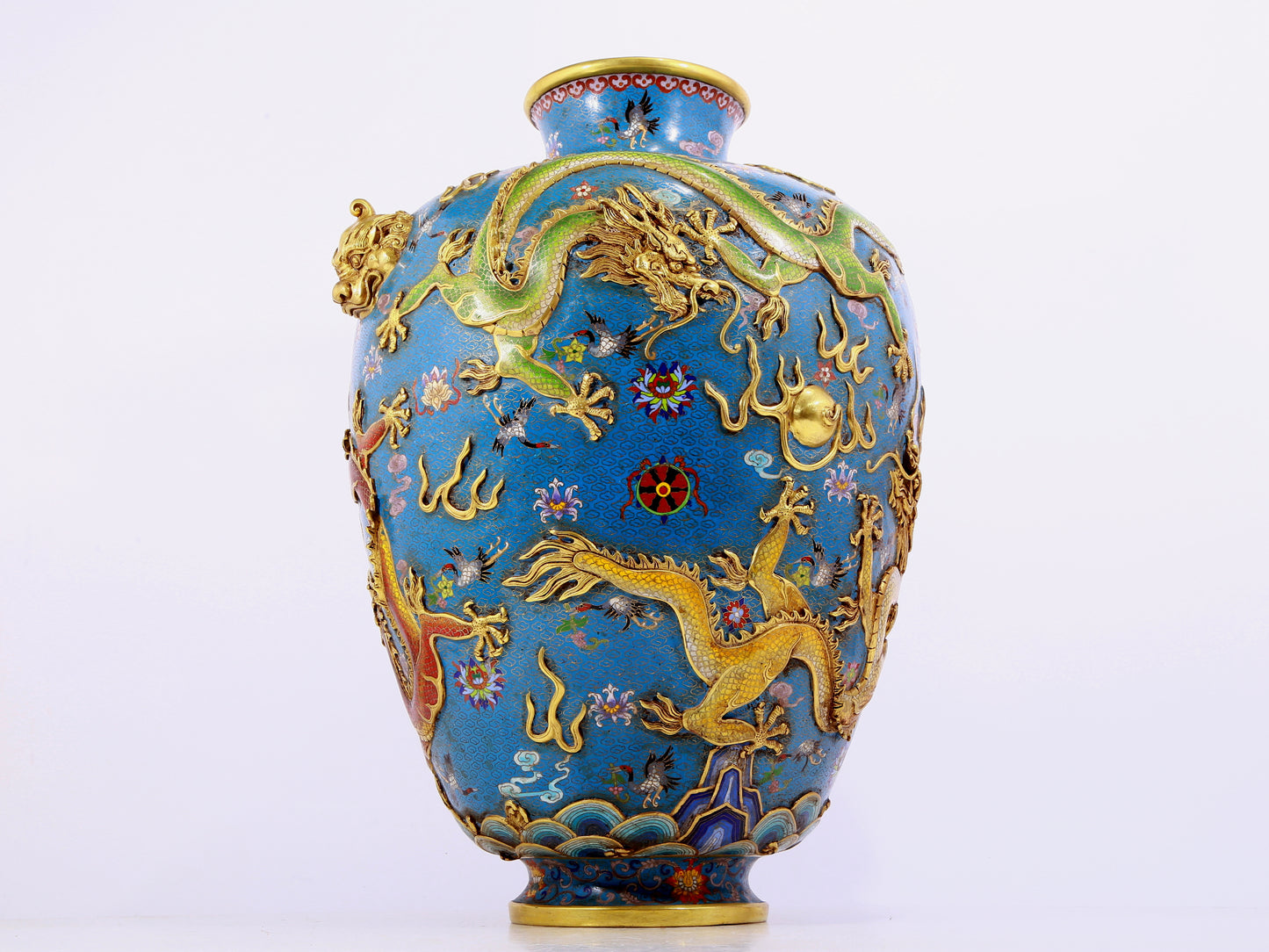 A cloisonné vase with auspicious clouds and dragon pattern