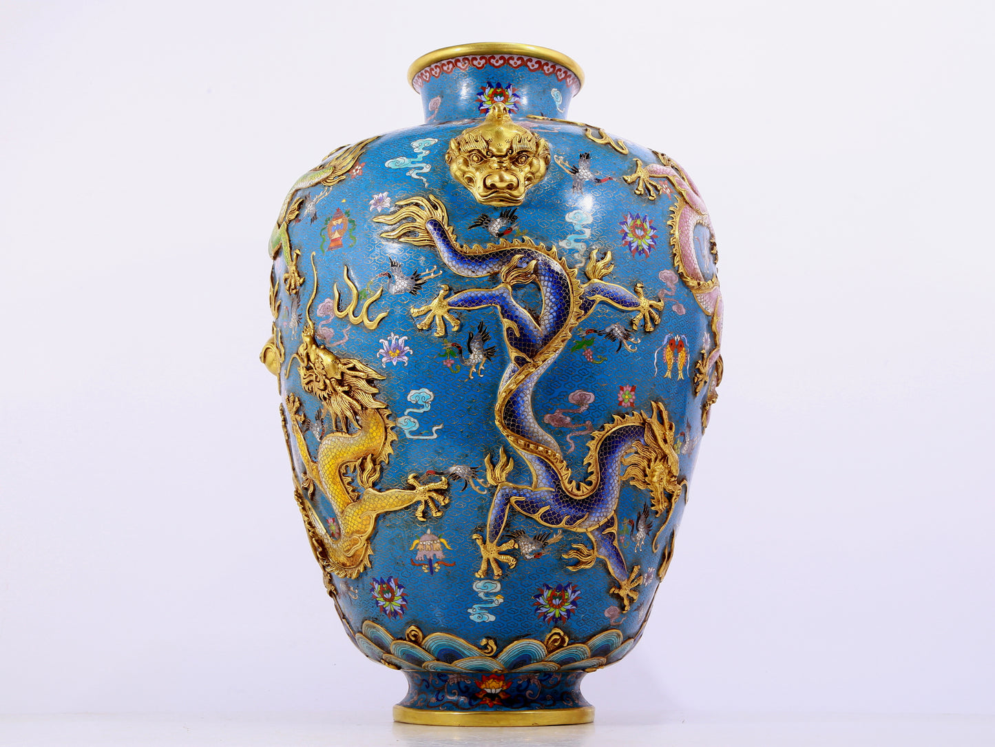 A cloisonné vase with auspicious clouds and dragon pattern