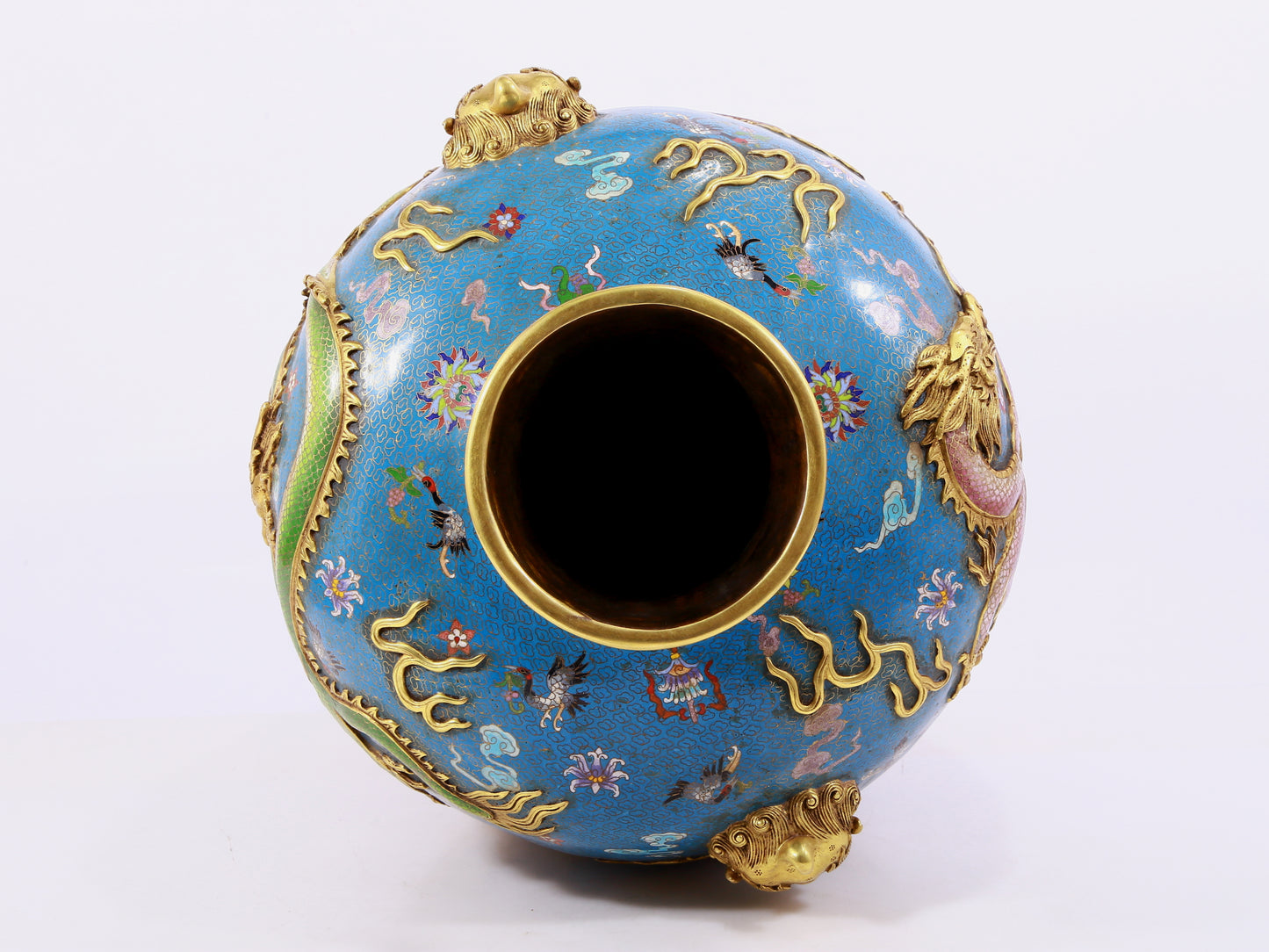 A cloisonné vase with auspicious clouds and dragon pattern