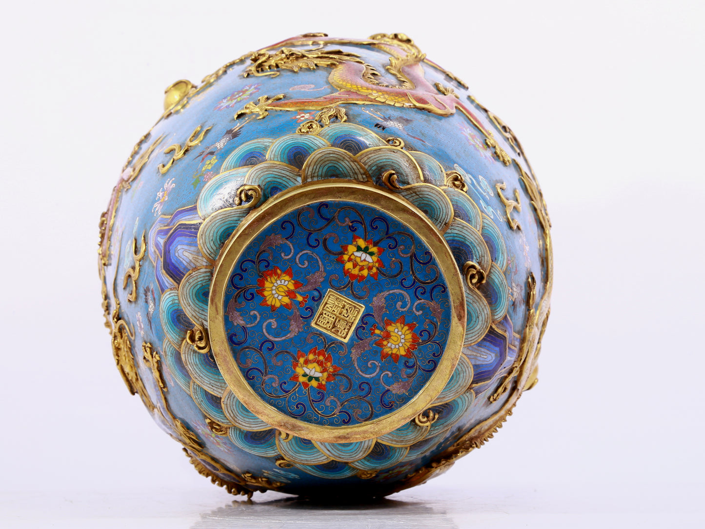 A cloisonné vase with auspicious clouds and dragon pattern