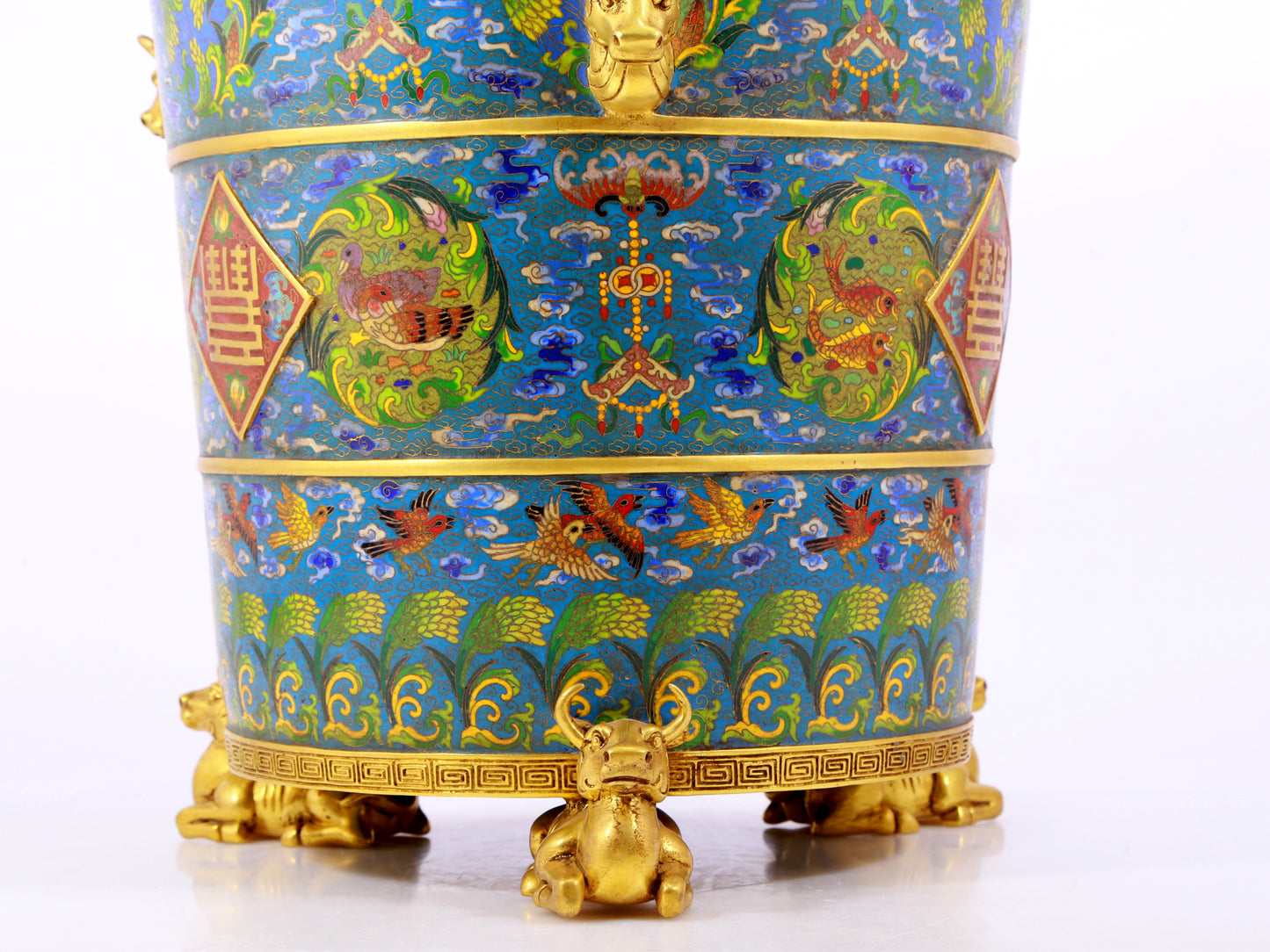 A cloisonné auspicious cloud and auspicious animal pattern three-legged jar with lid