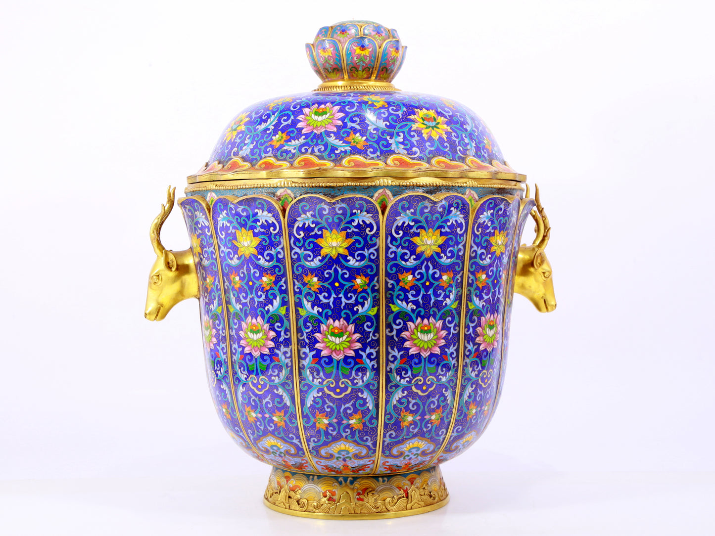 A cloisonné deer ear jar with lid