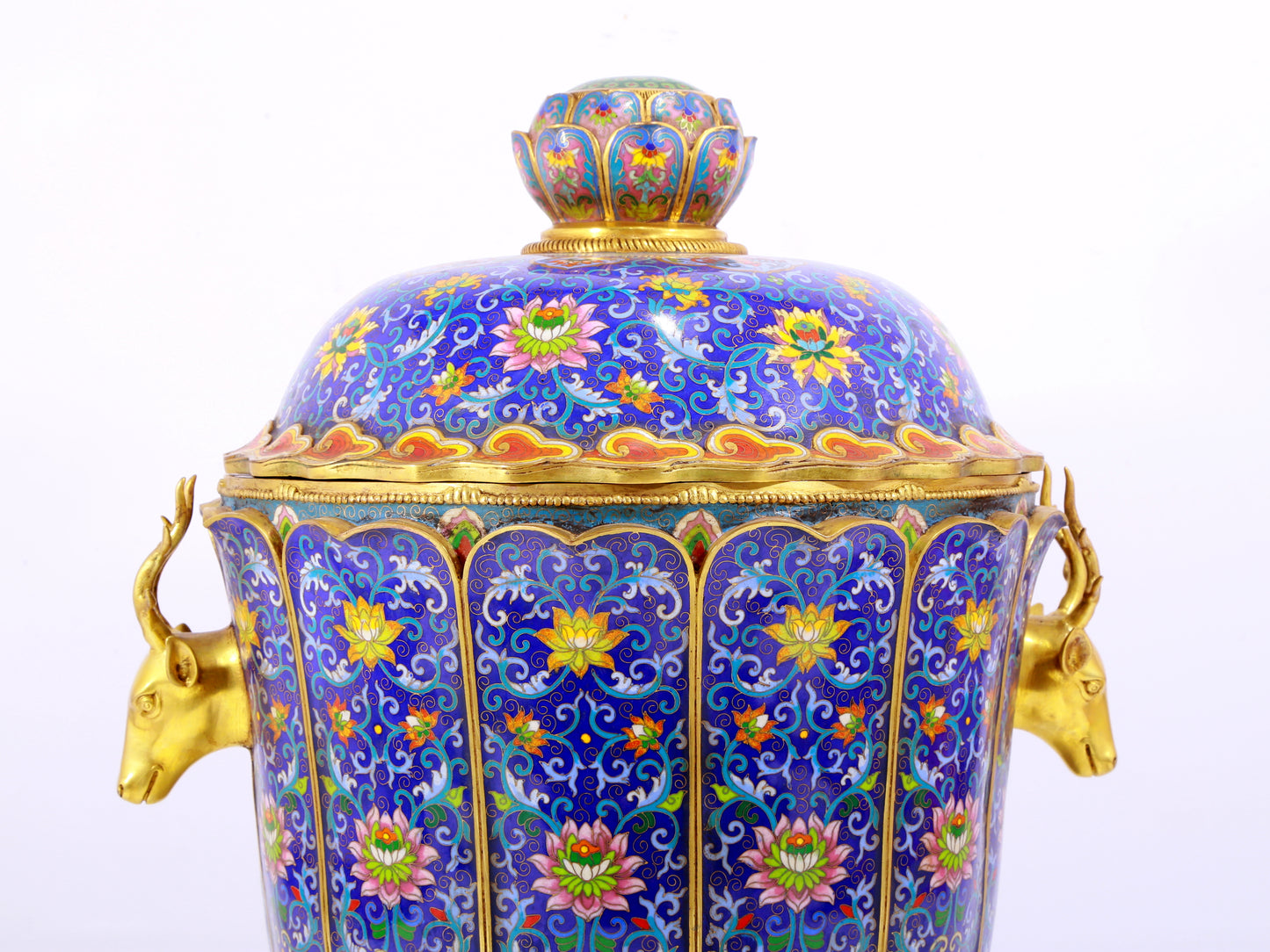 A cloisonné deer ear jar with lid