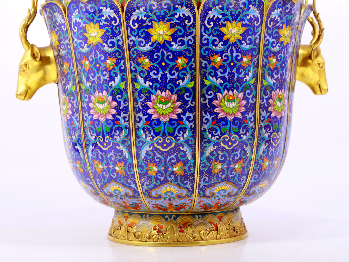 A cloisonné deer ear jar with lid