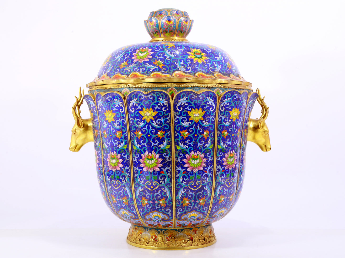 A cloisonné deer ear jar with lid