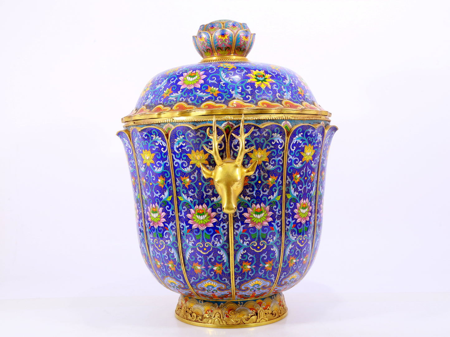 A cloisonné deer ear jar with lid