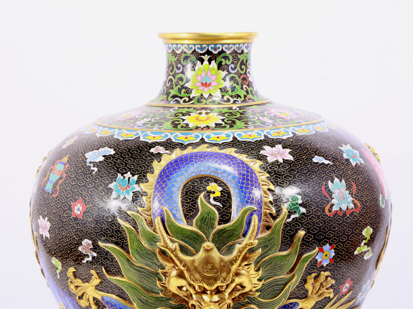 A cloisonné vase with auspicious clouds and dragon pattern