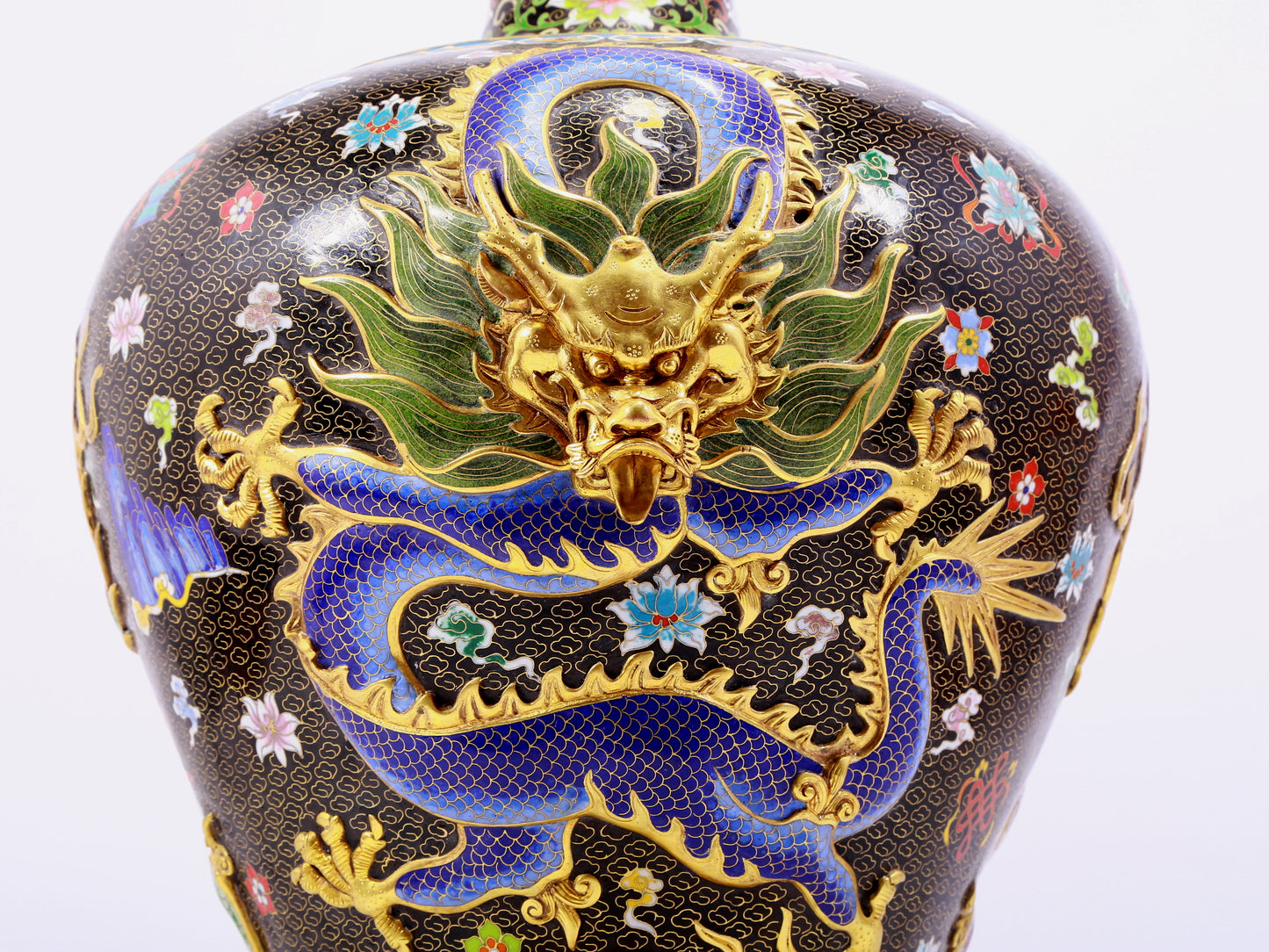 A cloisonné vase with auspicious clouds and dragon pattern