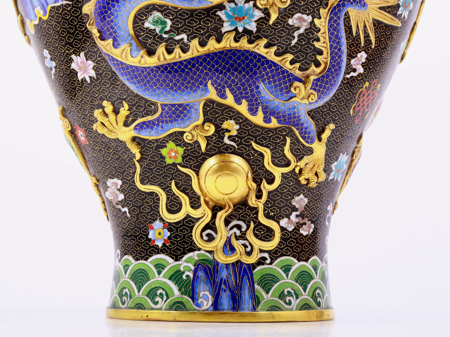 A cloisonné vase with auspicious clouds and dragon pattern