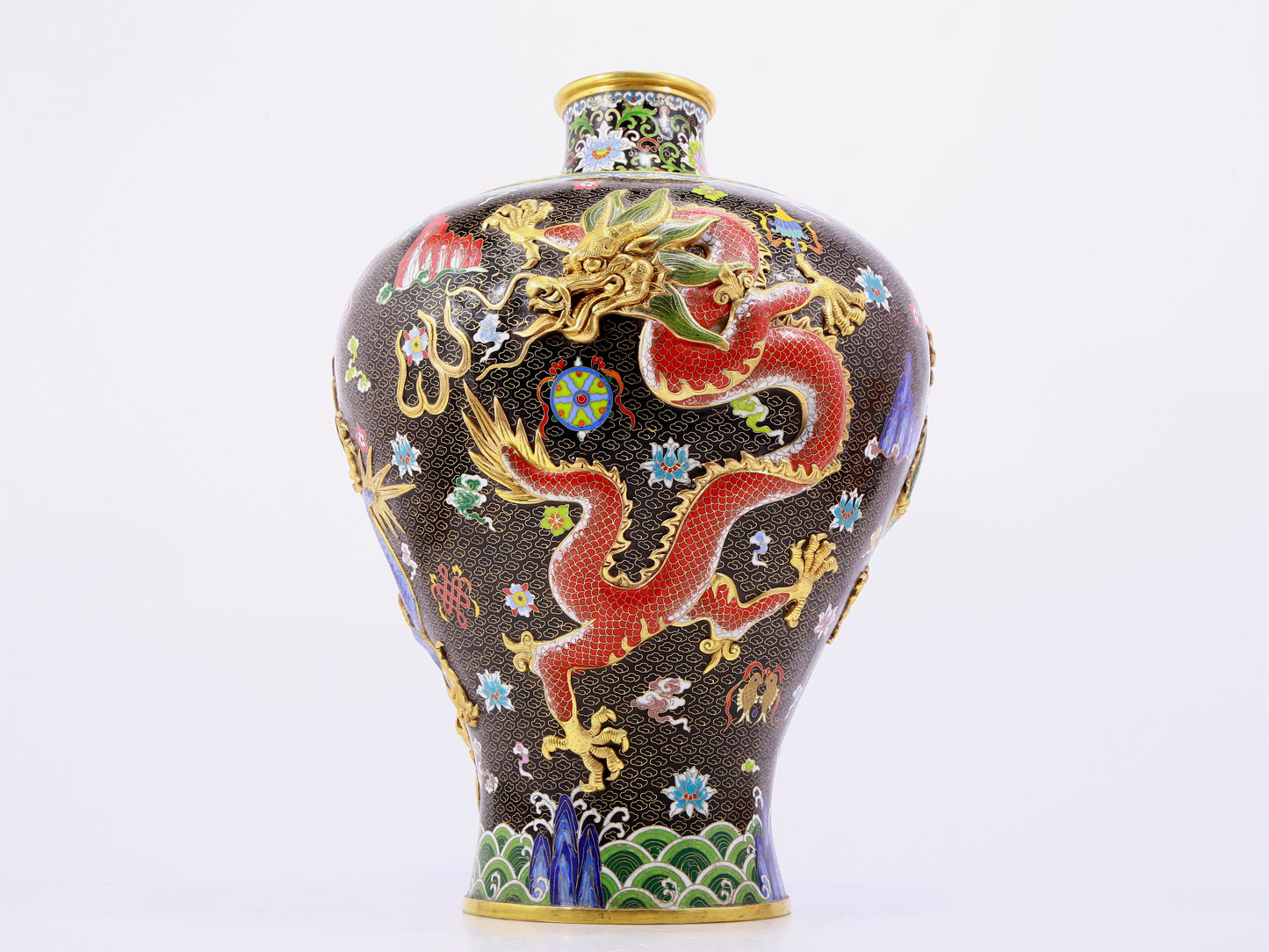 A cloisonné vase with auspicious clouds and dragon pattern