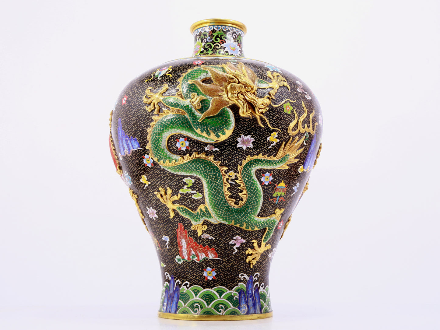 A cloisonné vase with auspicious clouds and dragon pattern