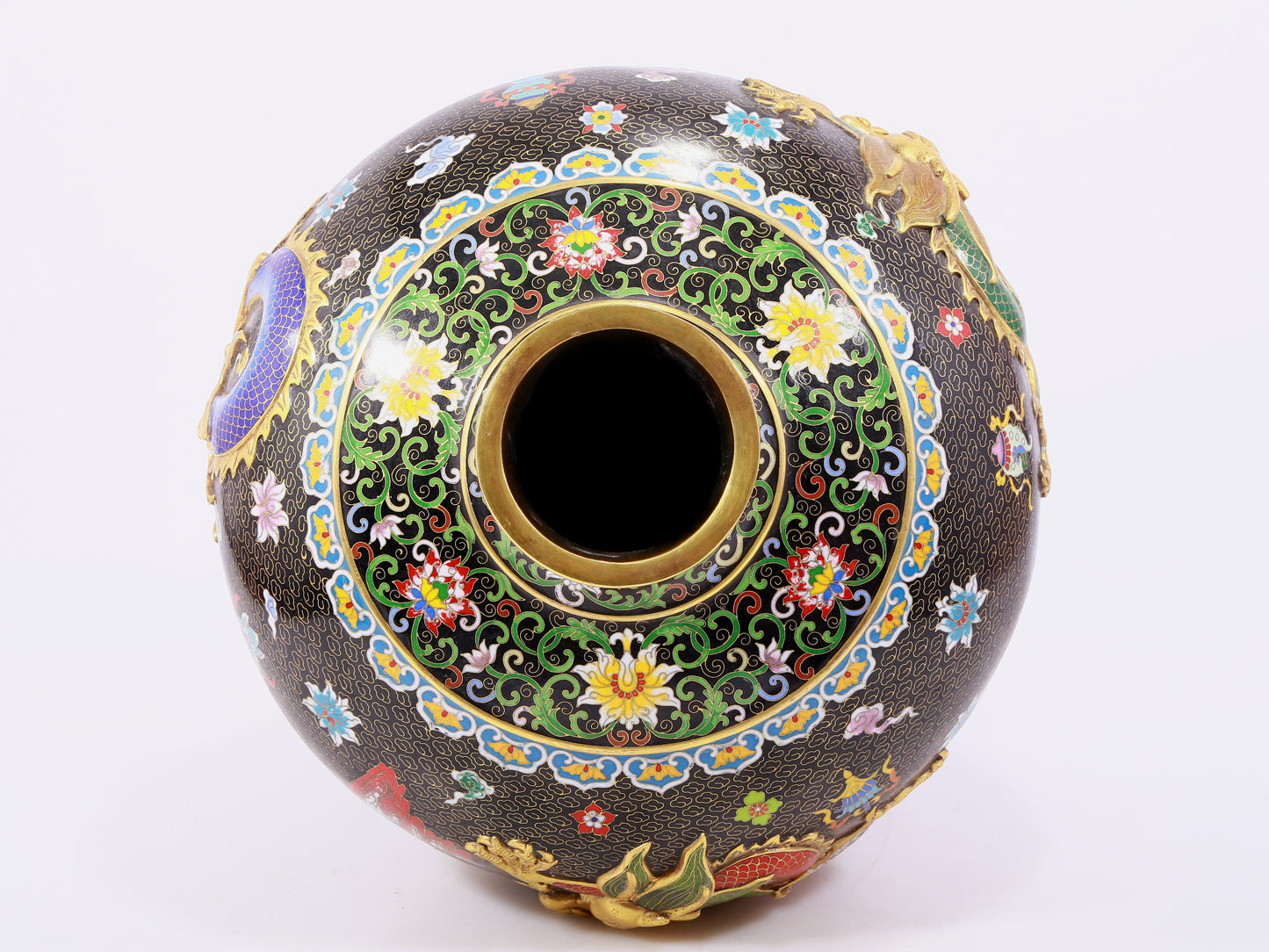 A cloisonné vase with auspicious clouds and dragon pattern