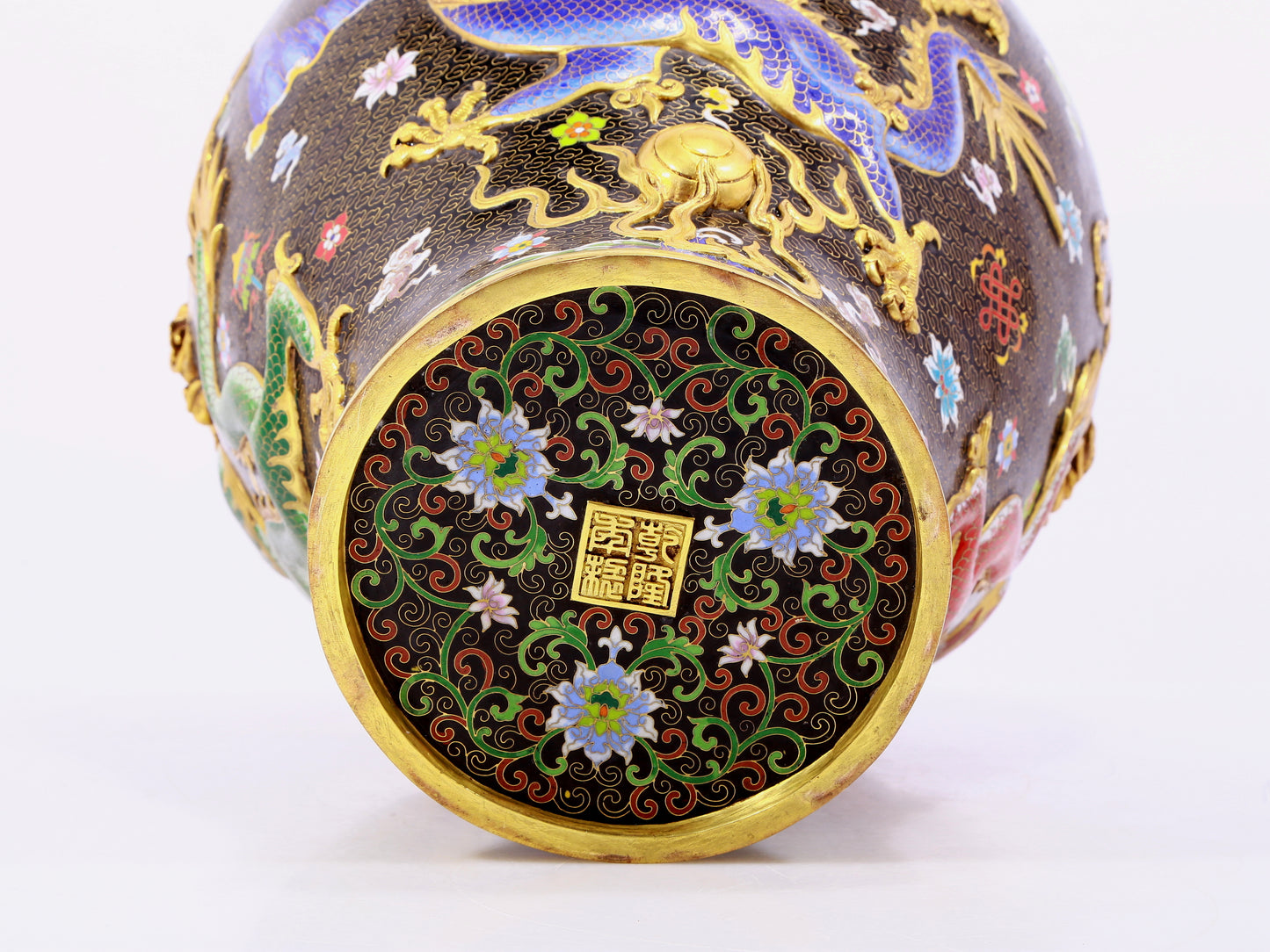 A cloisonné vase with auspicious clouds and dragon pattern