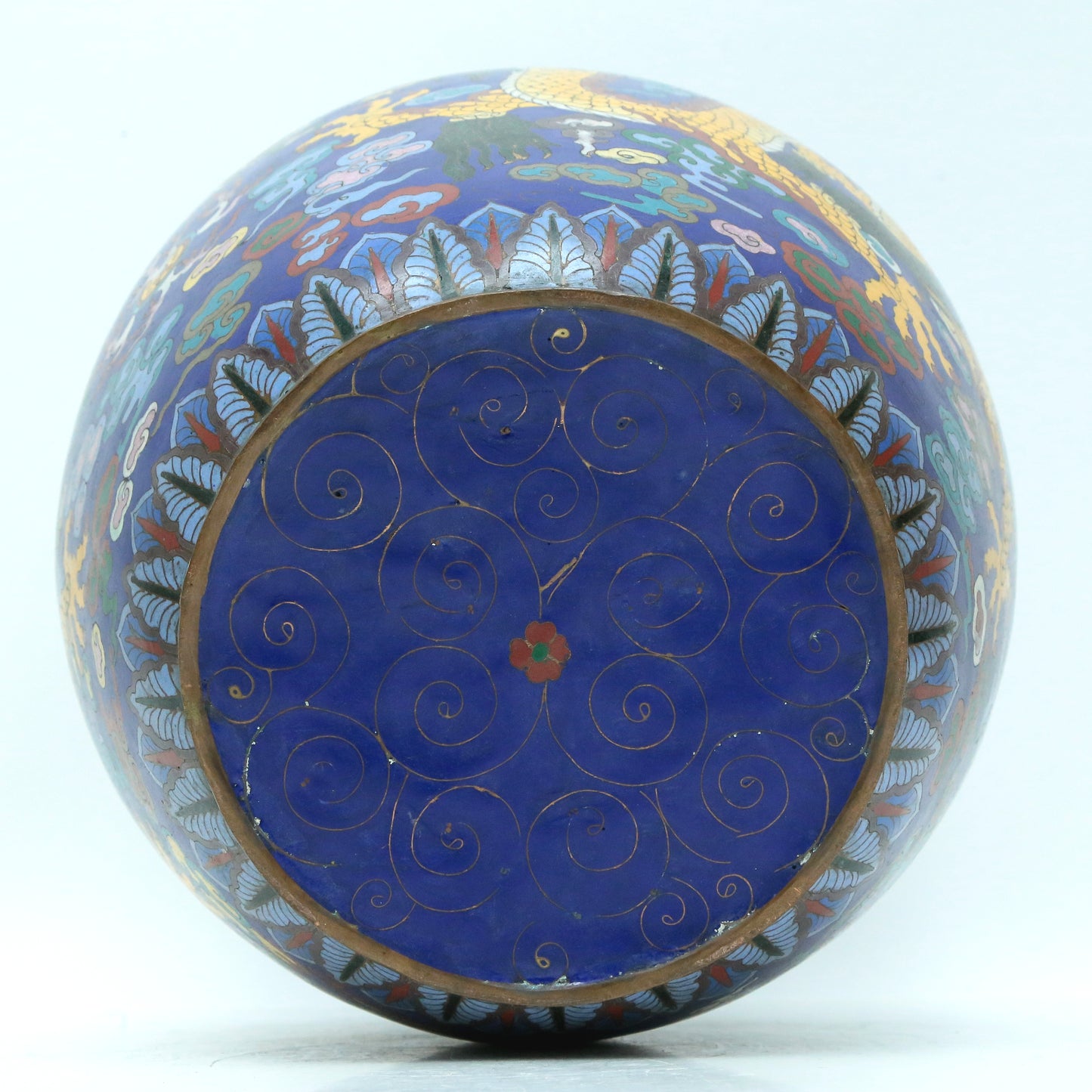 A Fine Cloisonne 'Dragon& Auspicious Cloud' Jar