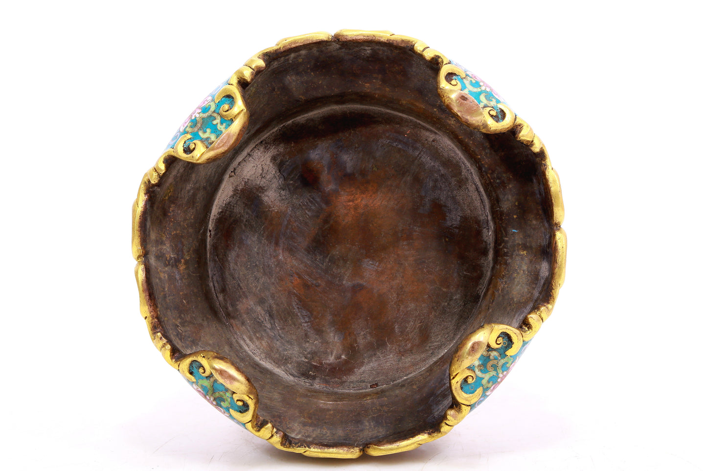 A cloisonné ritual vessel with entwining lotus patterns