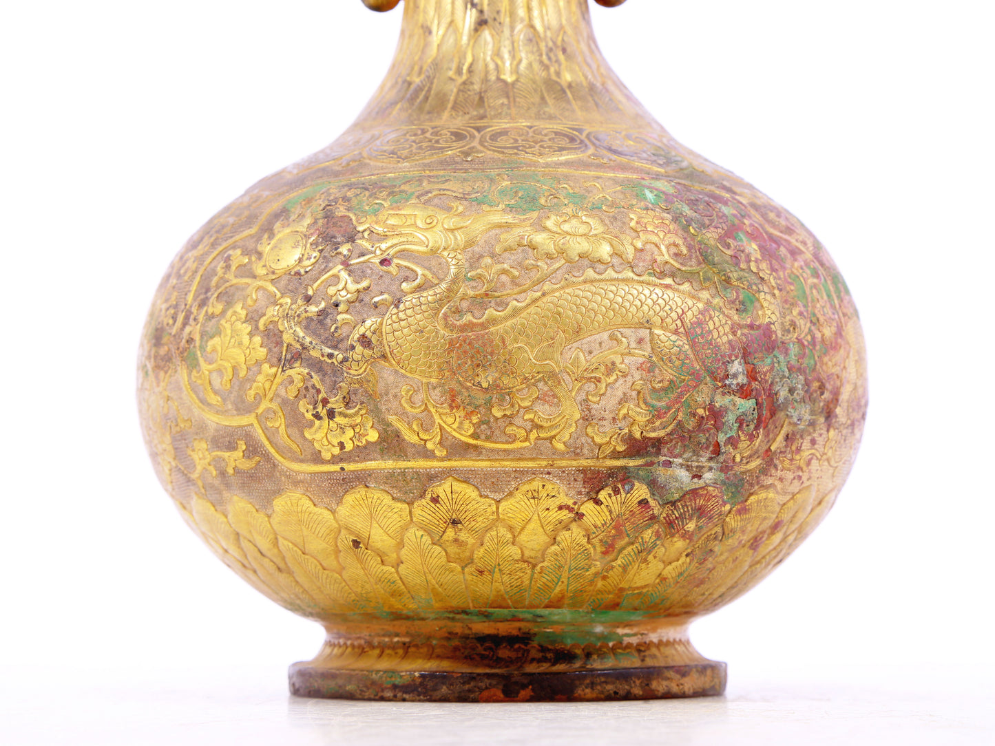 A gilt bronze amphora with lotus and dragon patterns