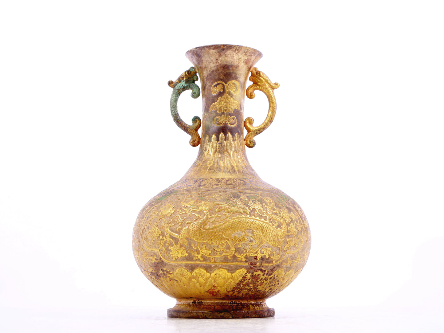 A gilt bronze amphora with lotus and dragon patterns