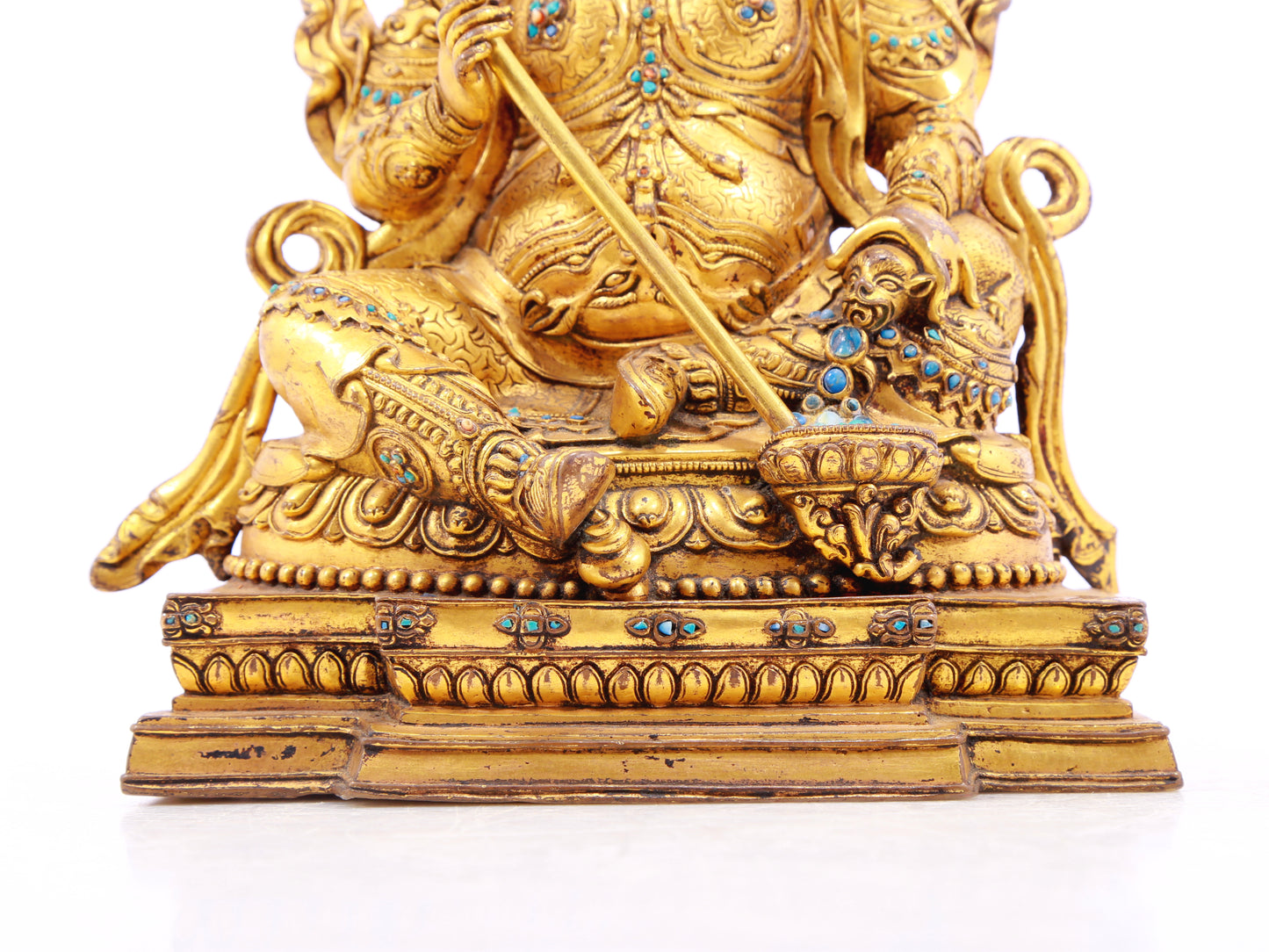 A solemn gilt bronze statue of the Heavenly King inlaid with precious stones