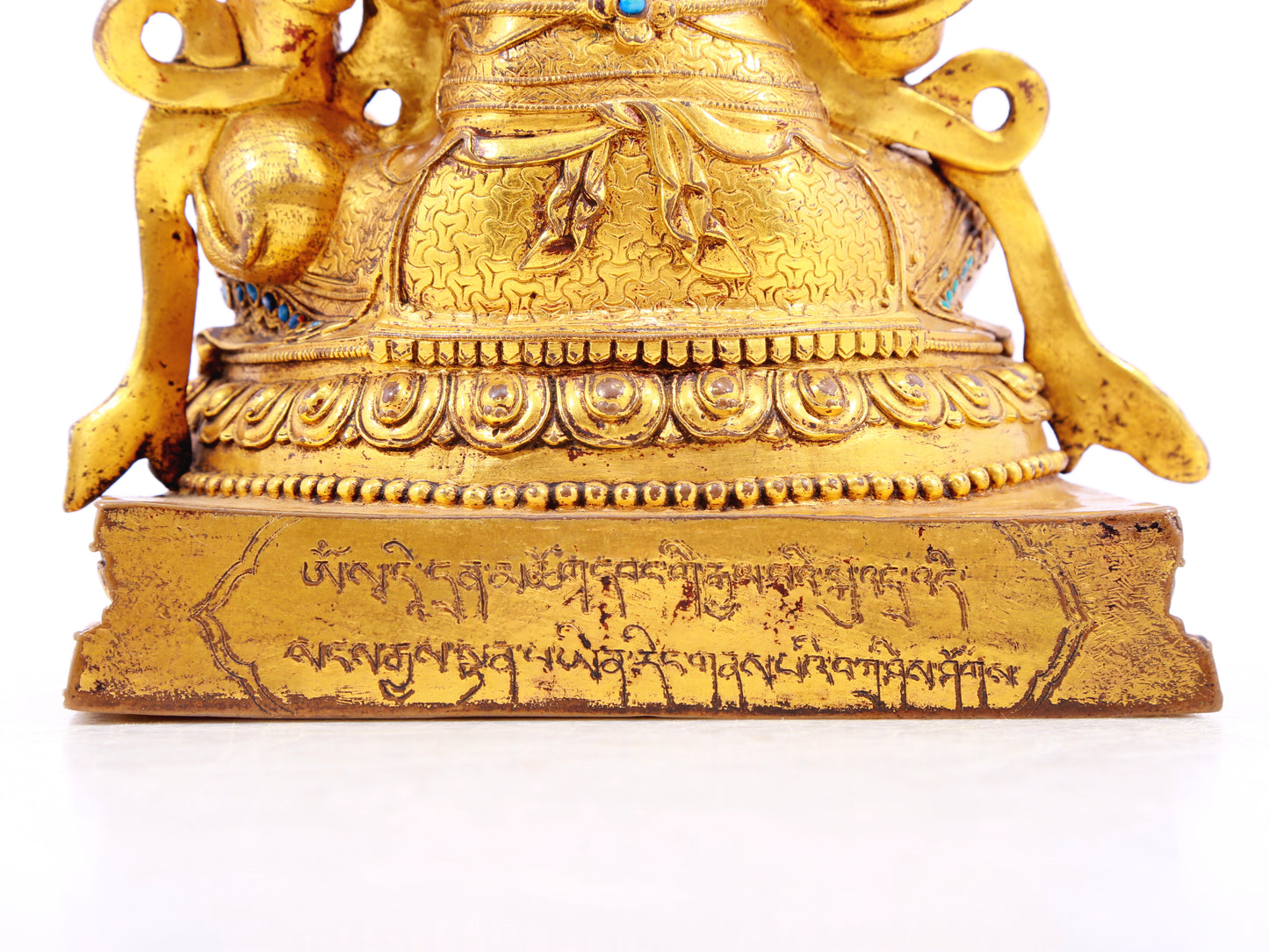 A solemn gilt bronze statue of the Heavenly King inlaid with precious stones