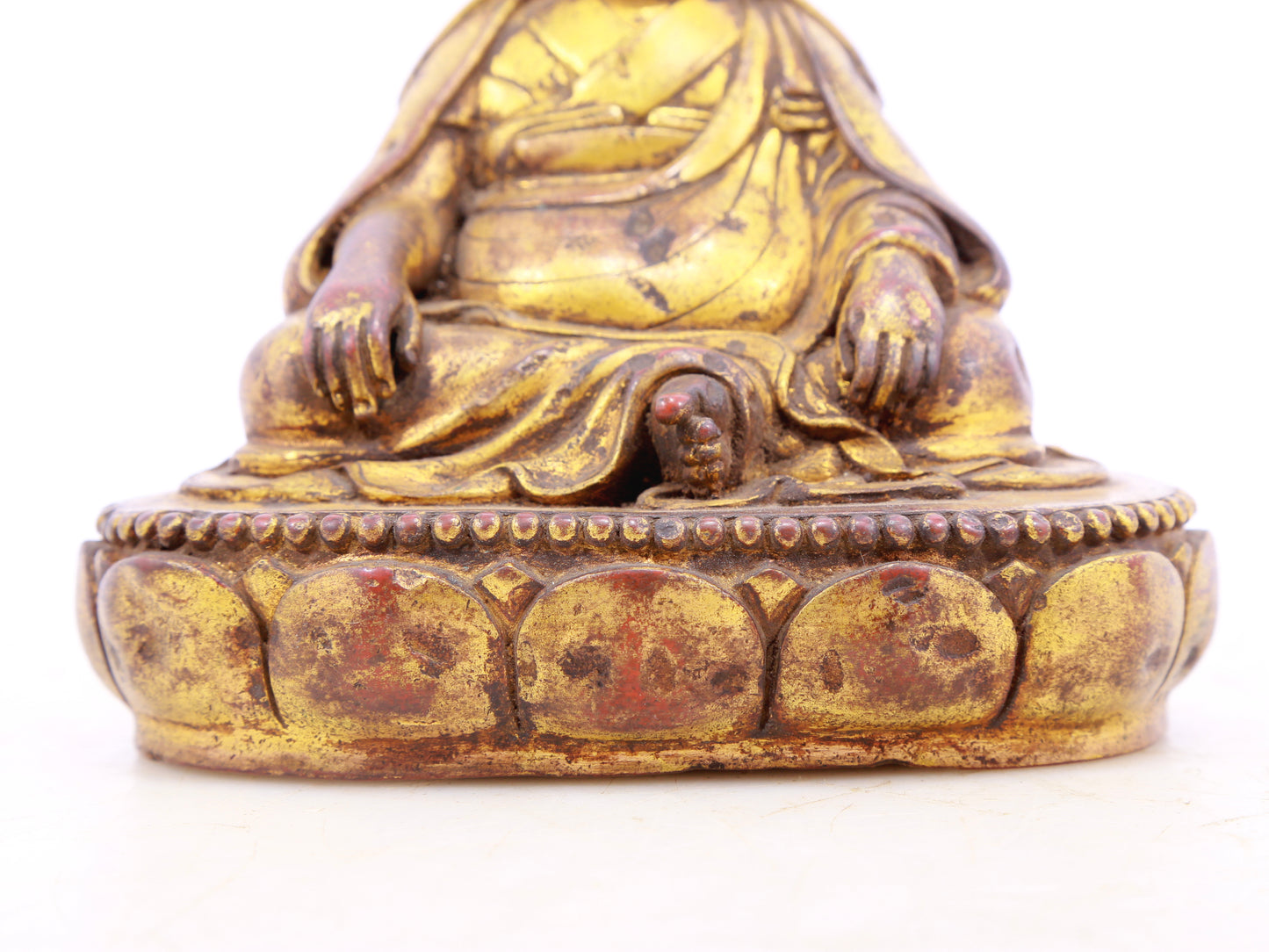 A serene gilt bronze statue of Tsongkhapa