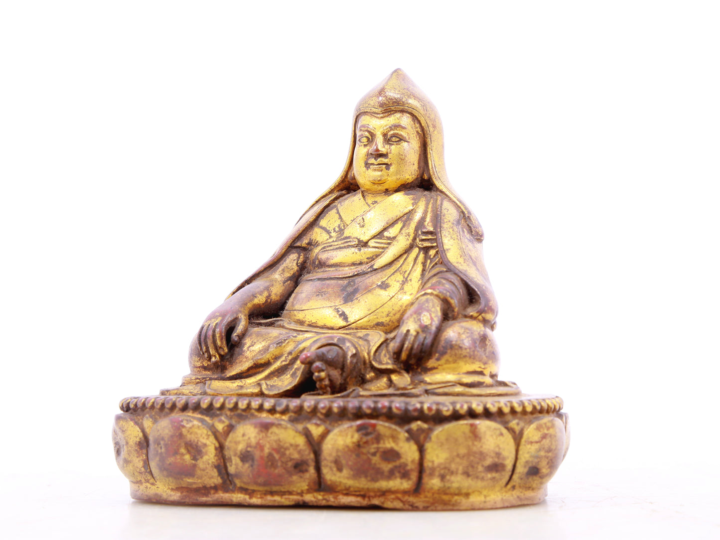 A serene gilt bronze statue of Tsongkhapa