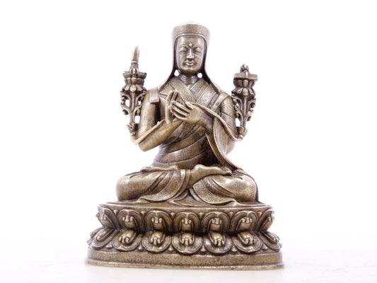 A serene gilt bronze statue of Tsongkhapa