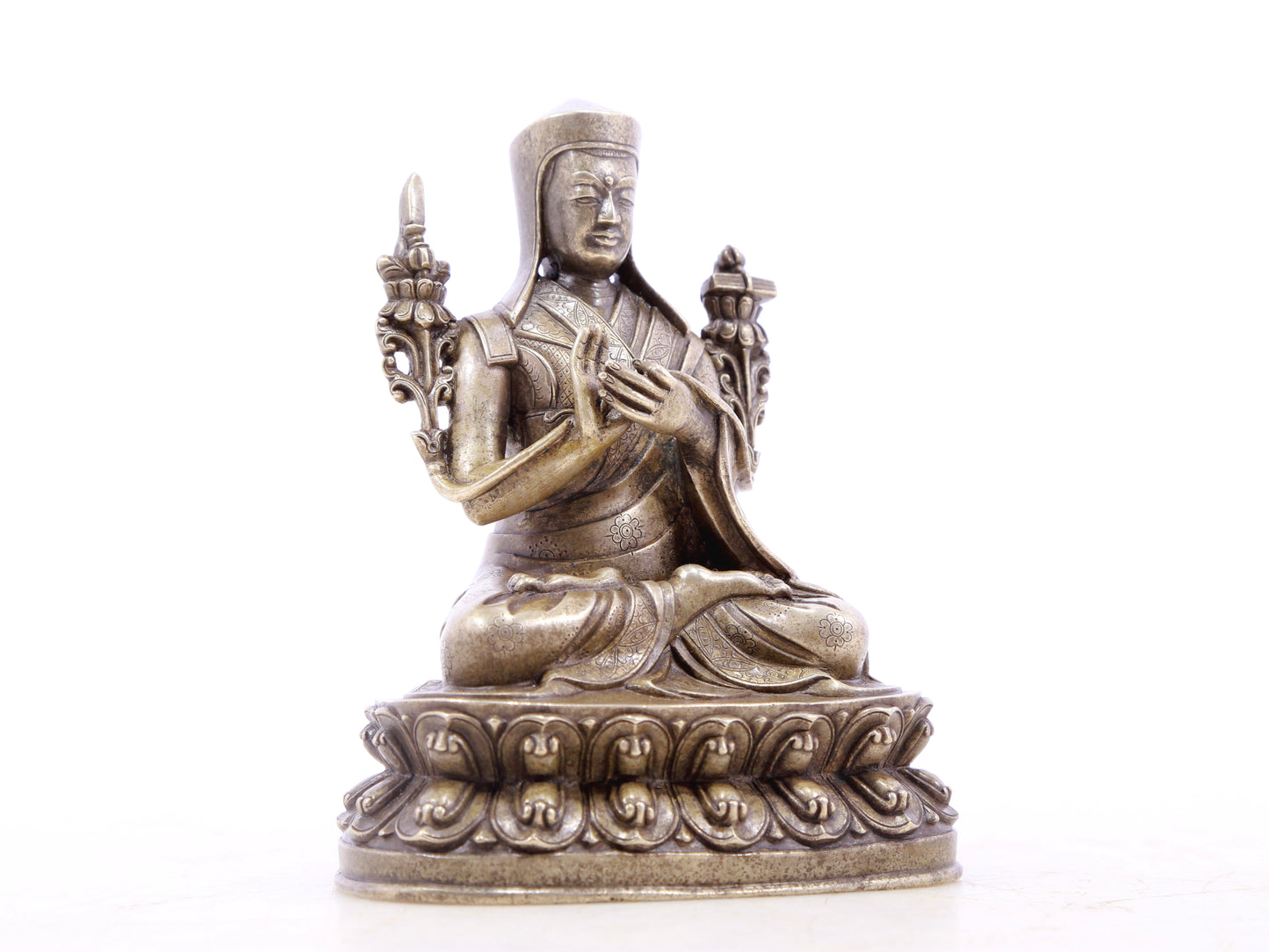 A serene gilt bronze statue of Tsongkhapa