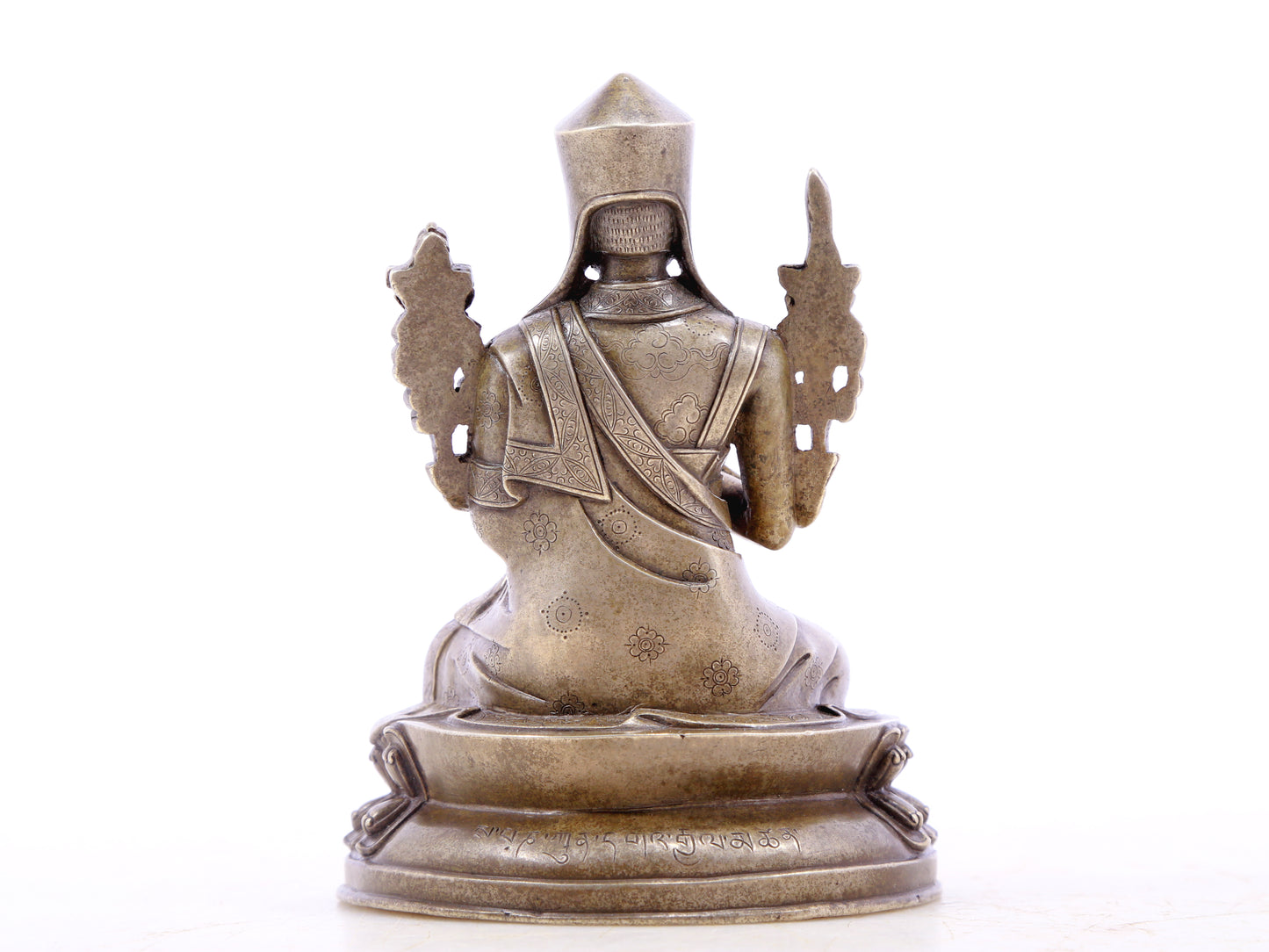 A serene gilt bronze statue of Tsongkhapa