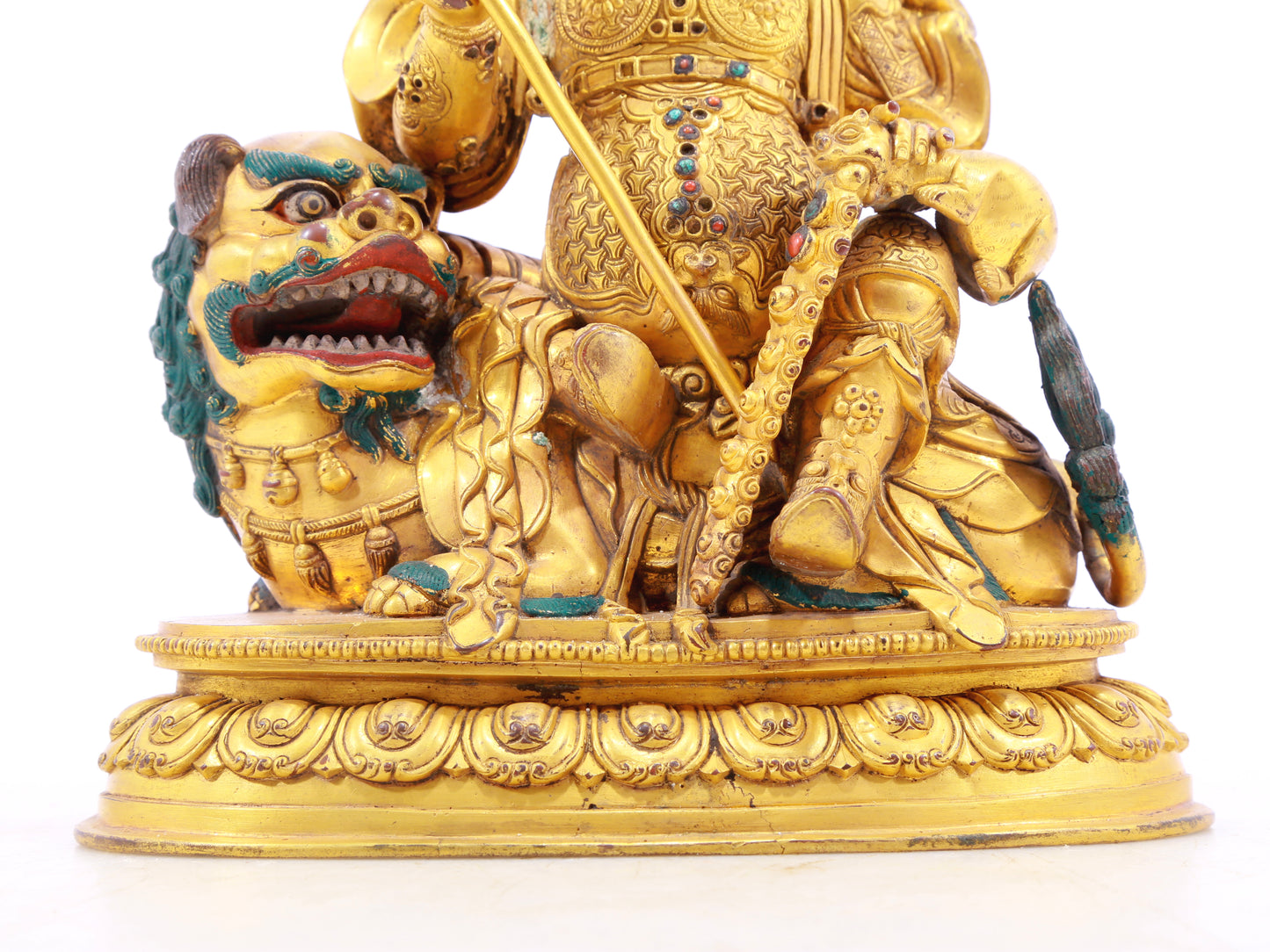 A solemn gilt bronze statue of the Heavenly King inlaid with precious stones