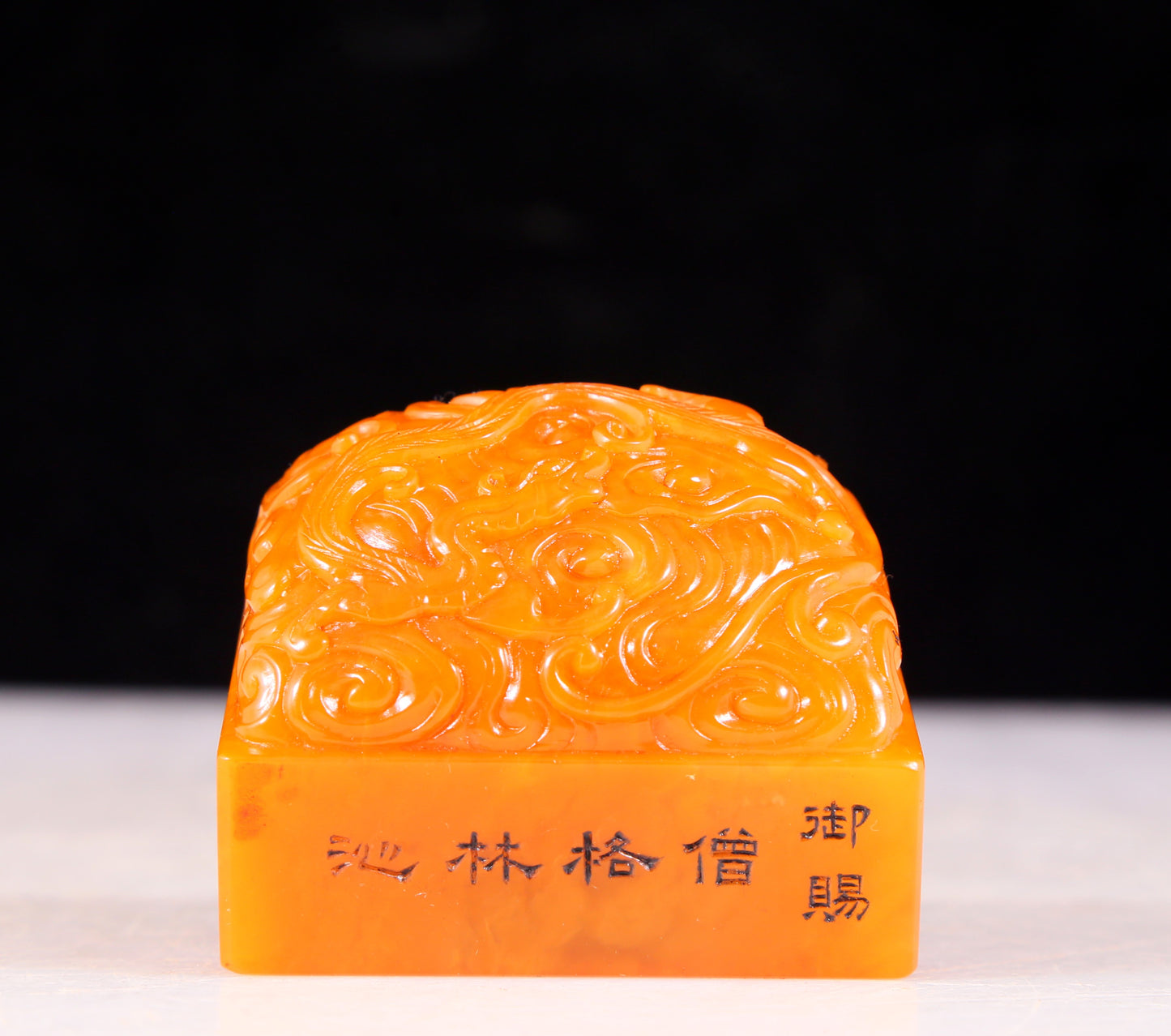 An exquisite Tianhuang stone seal with auspicious clouds and dragon pattern