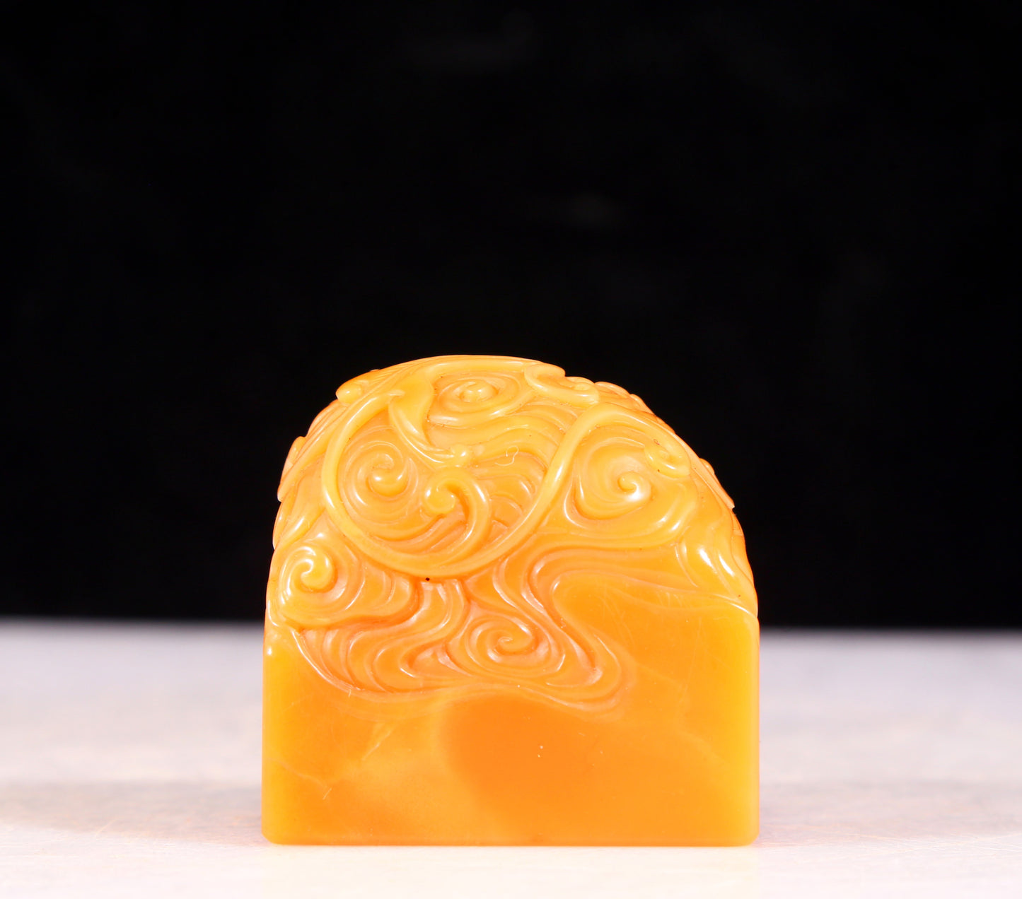 An exquisite Tianhuang stone seal with auspicious clouds and dragon pattern