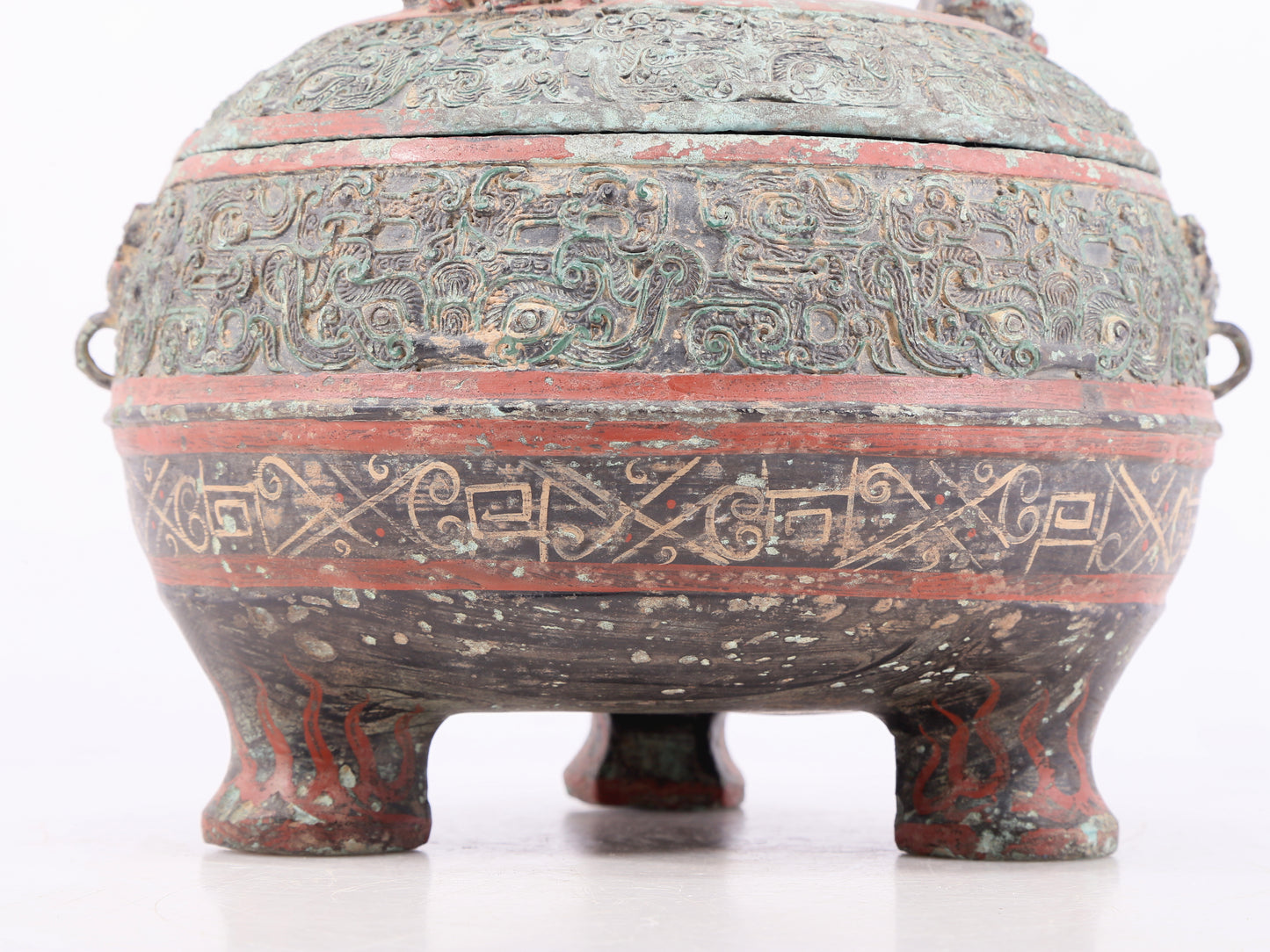 An exquisite bronze-painted dragon-patterned animal-eared tripod jar with lid