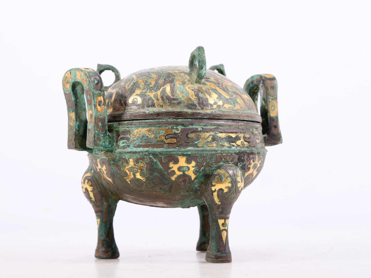 An exquisite bronze inlaid with gold and auspicious animal patterns with two ears and three legs with lid