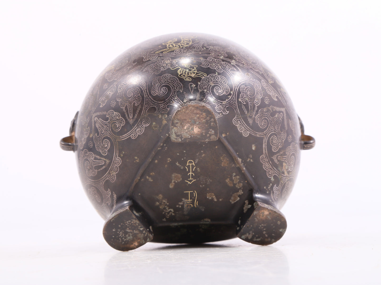 An exquisite bronze inlaid with gold and silver flowers and auspicious animal patterns amphorae and tripod jar with lid