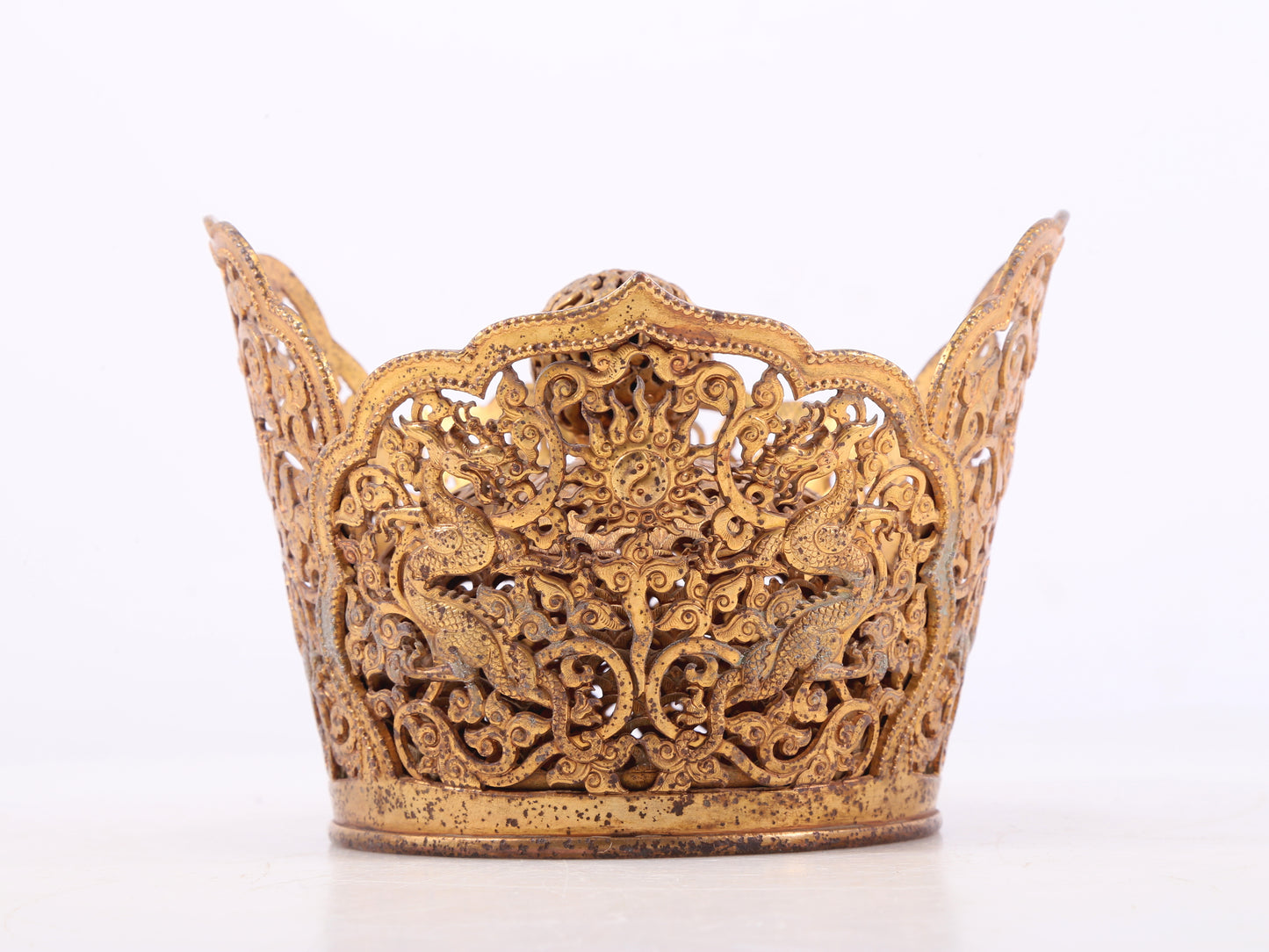 An exquisite gilt bronze hat with lotus and dragon patterns.