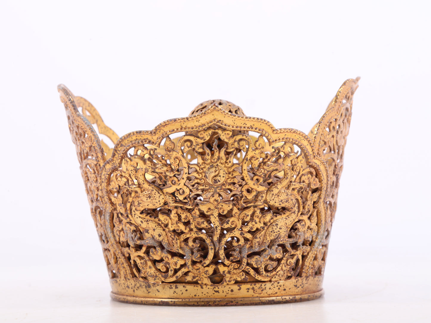 An exquisite gilt bronze hat with lotus and dragon patterns.