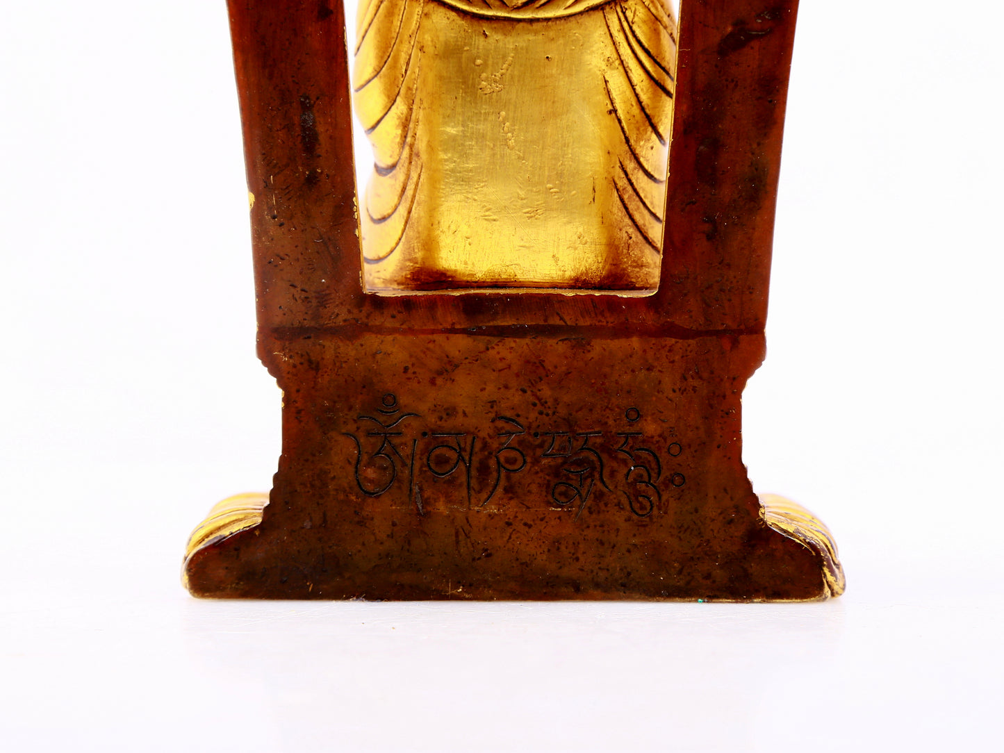 A majestic gilt bronze statue of Sakyamuni