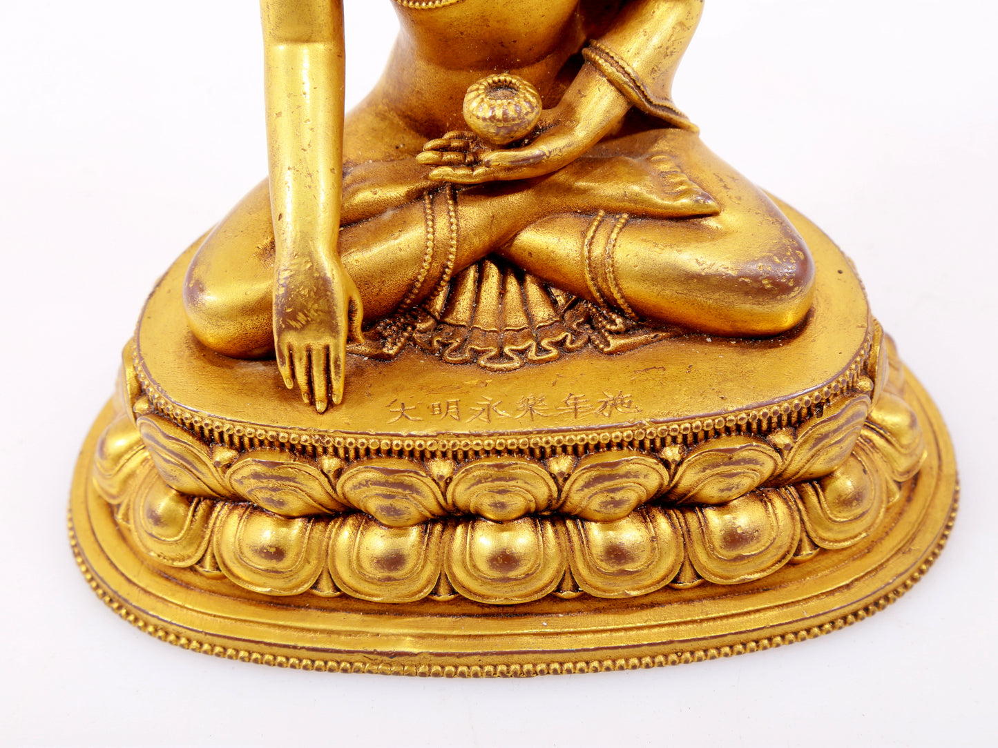 A majestic gilt bronze statue of Sakyamuni