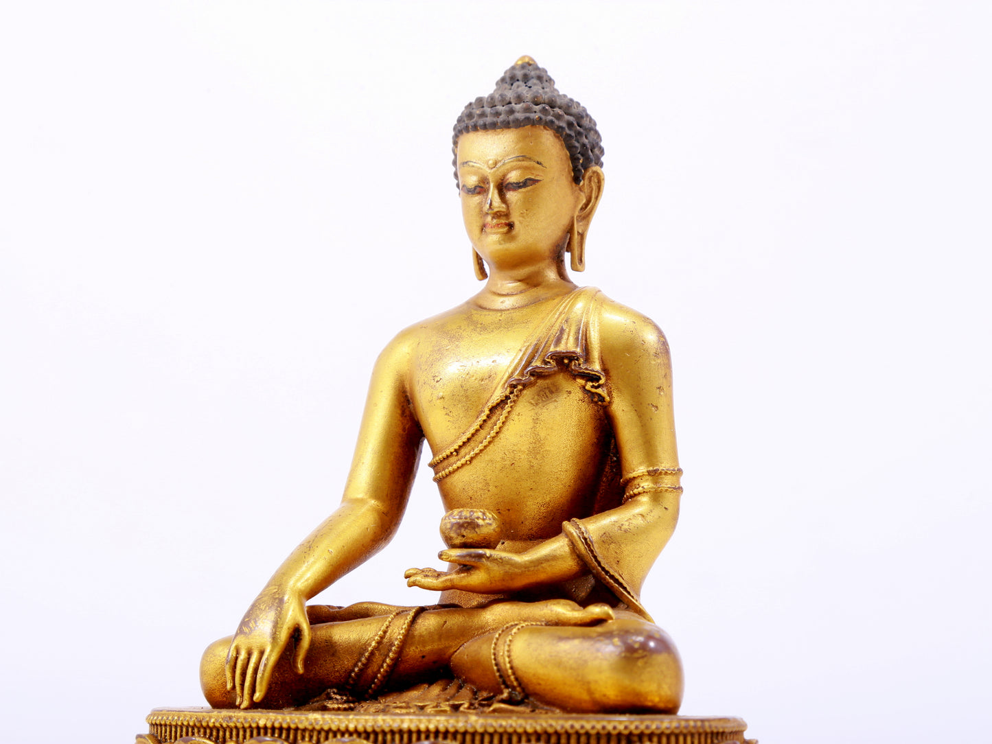 A majestic gilt bronze statue of Sakyamuni