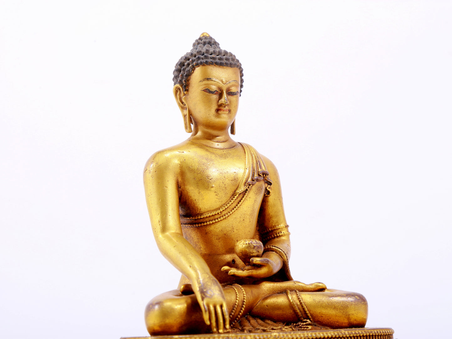 A majestic gilt bronze statue of Sakyamuni