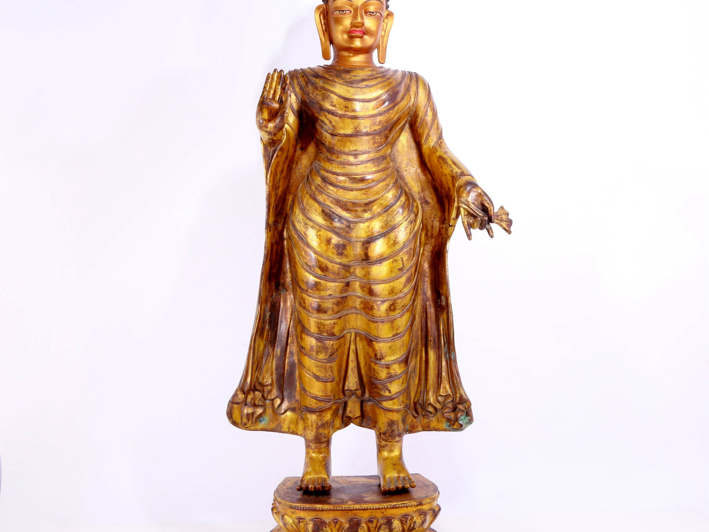 A majestic gilt bronze statue of Sakyamuni